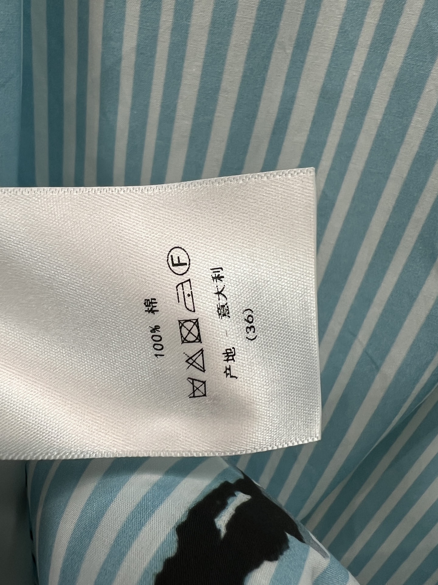 D家 26夏季新款 条纹印花衬衫裙 蓝白竖条纹+手绘人物刺绣 艺术感满满 高品质棉质面料 柔软舒适 宽松