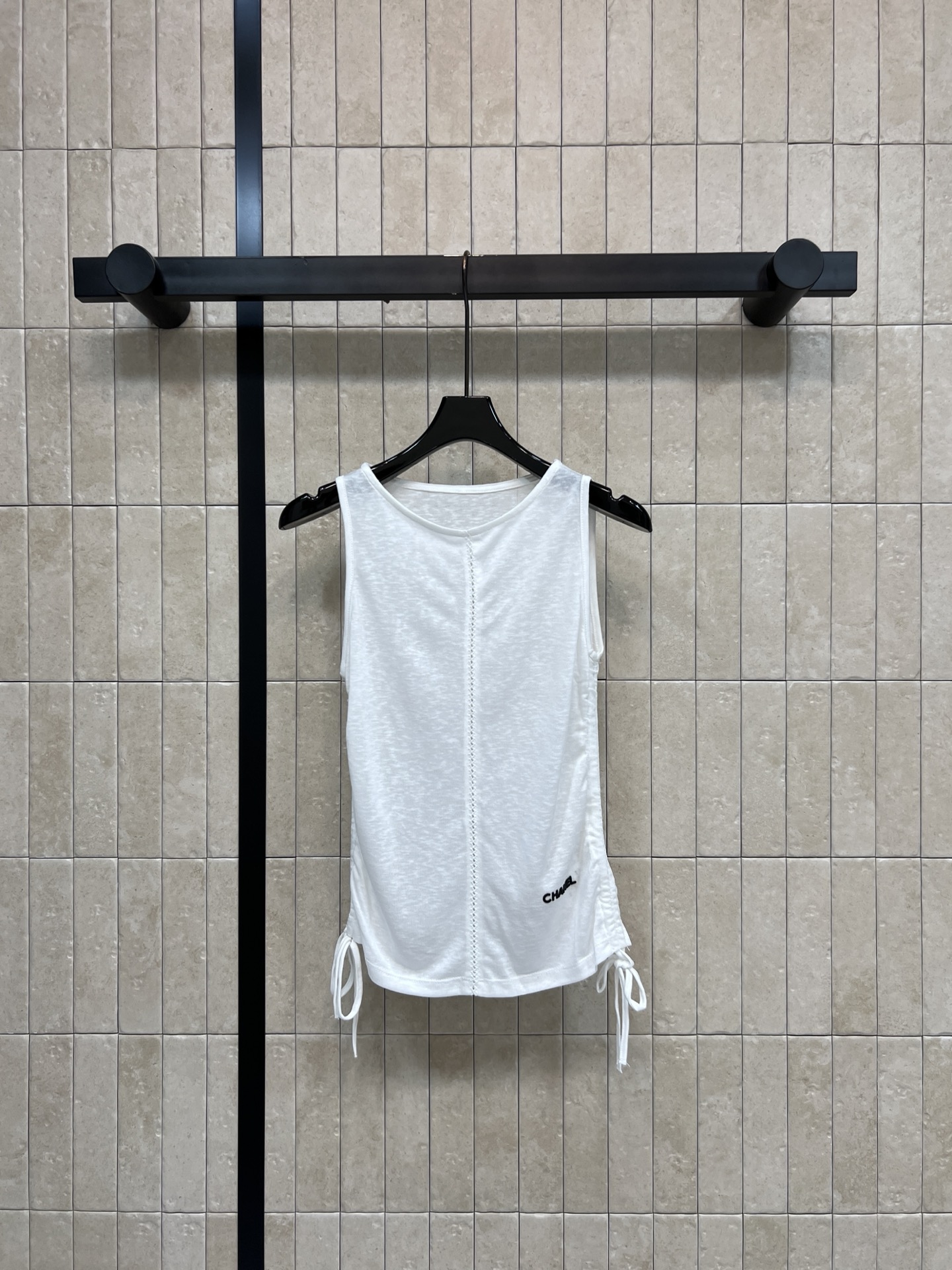 C家 26夏季新款 抽绳背心上衣 面料轻薄透气 夏天穿超舒服 两侧抽绳设计 随心调节松紧 层次感满分 胸