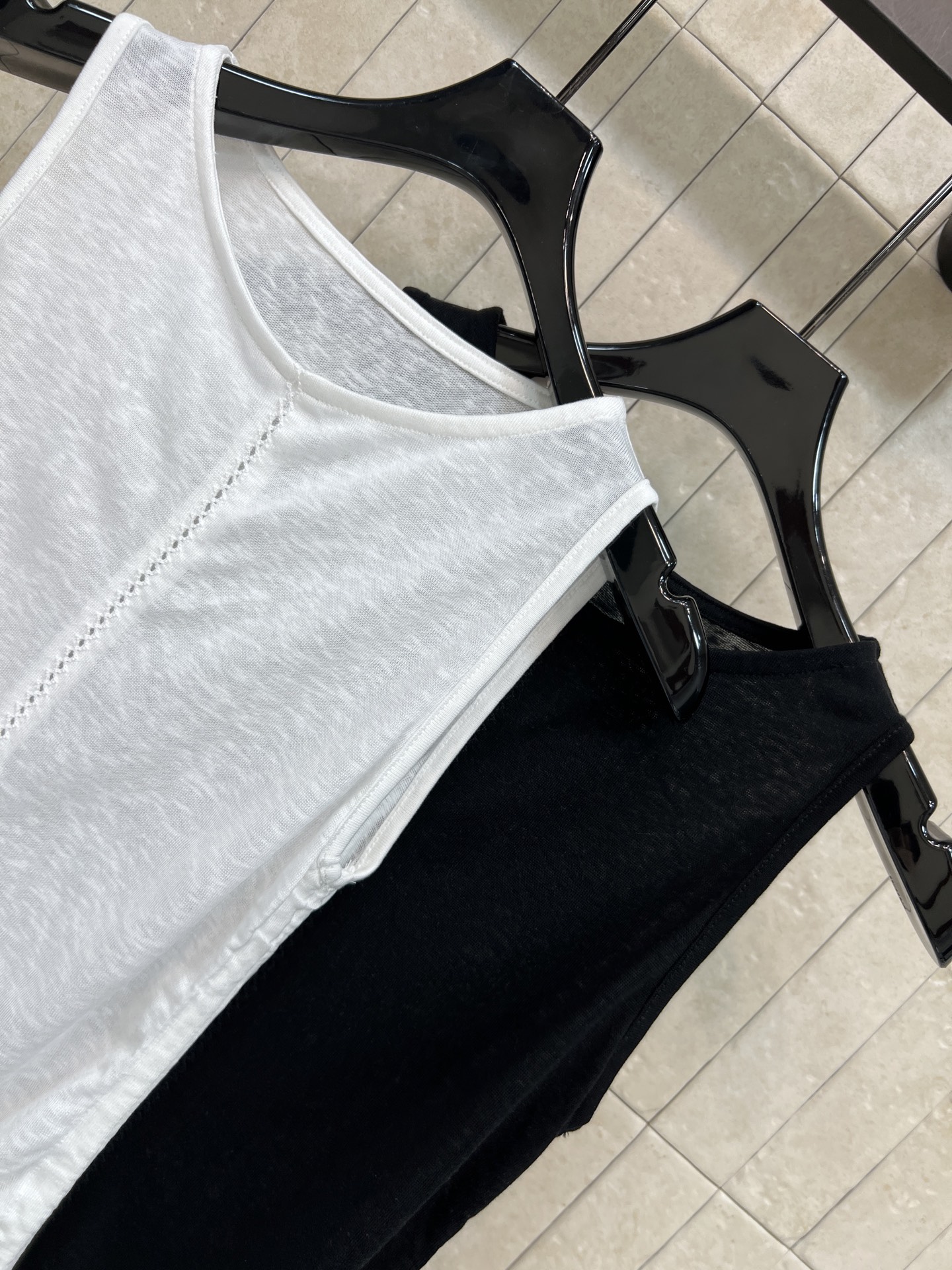 C家 26夏季新款 抽绳背心上衣 面料轻薄透气 夏天穿超舒服 两侧抽绳设计 随心调节松紧 层次感满分 胸