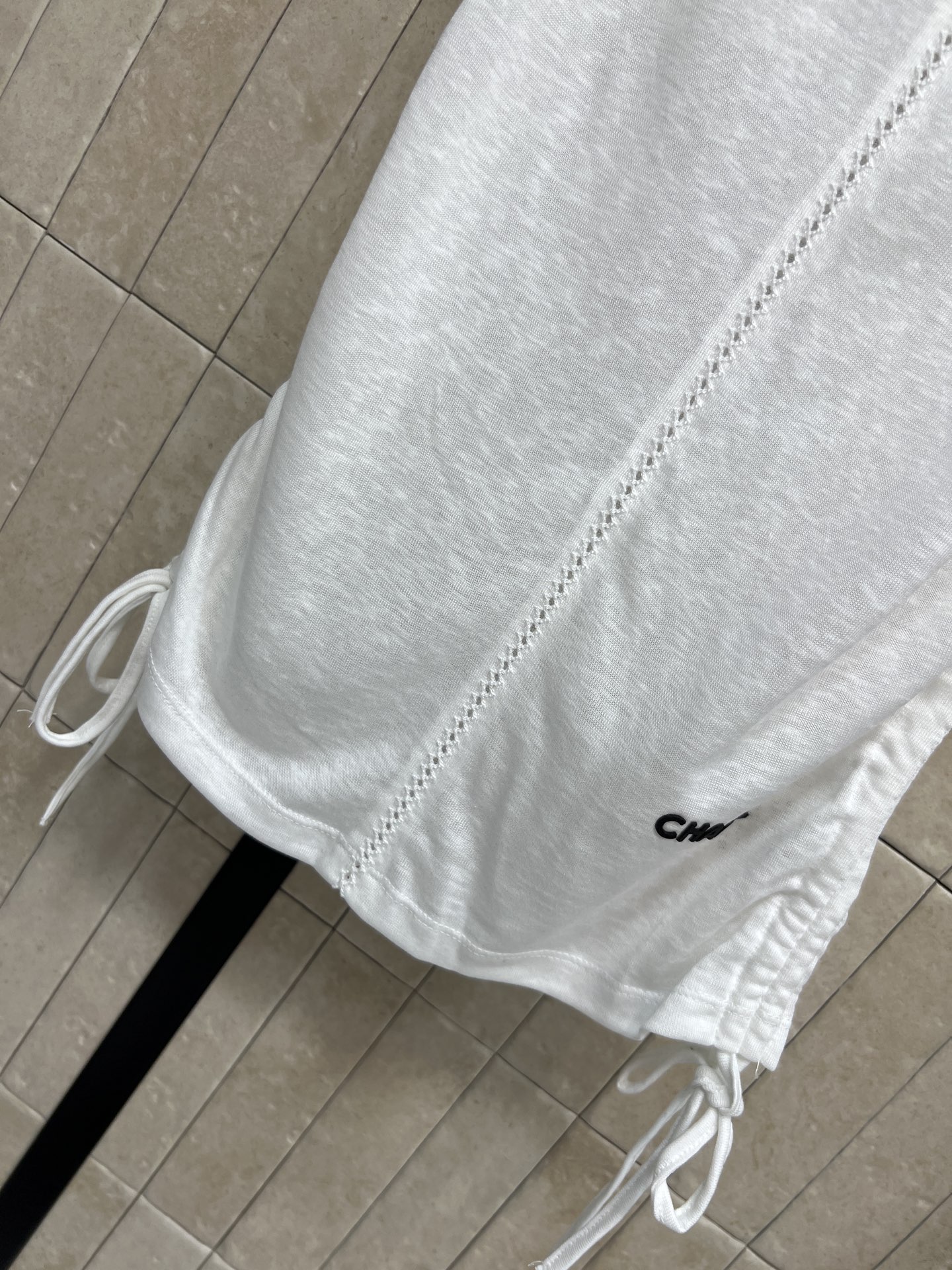 C家 26夏季新款 抽绳背心上衣 面料轻薄透气 夏天穿超舒服 两侧抽绳设计 随心调节松紧 层次感满分 胸