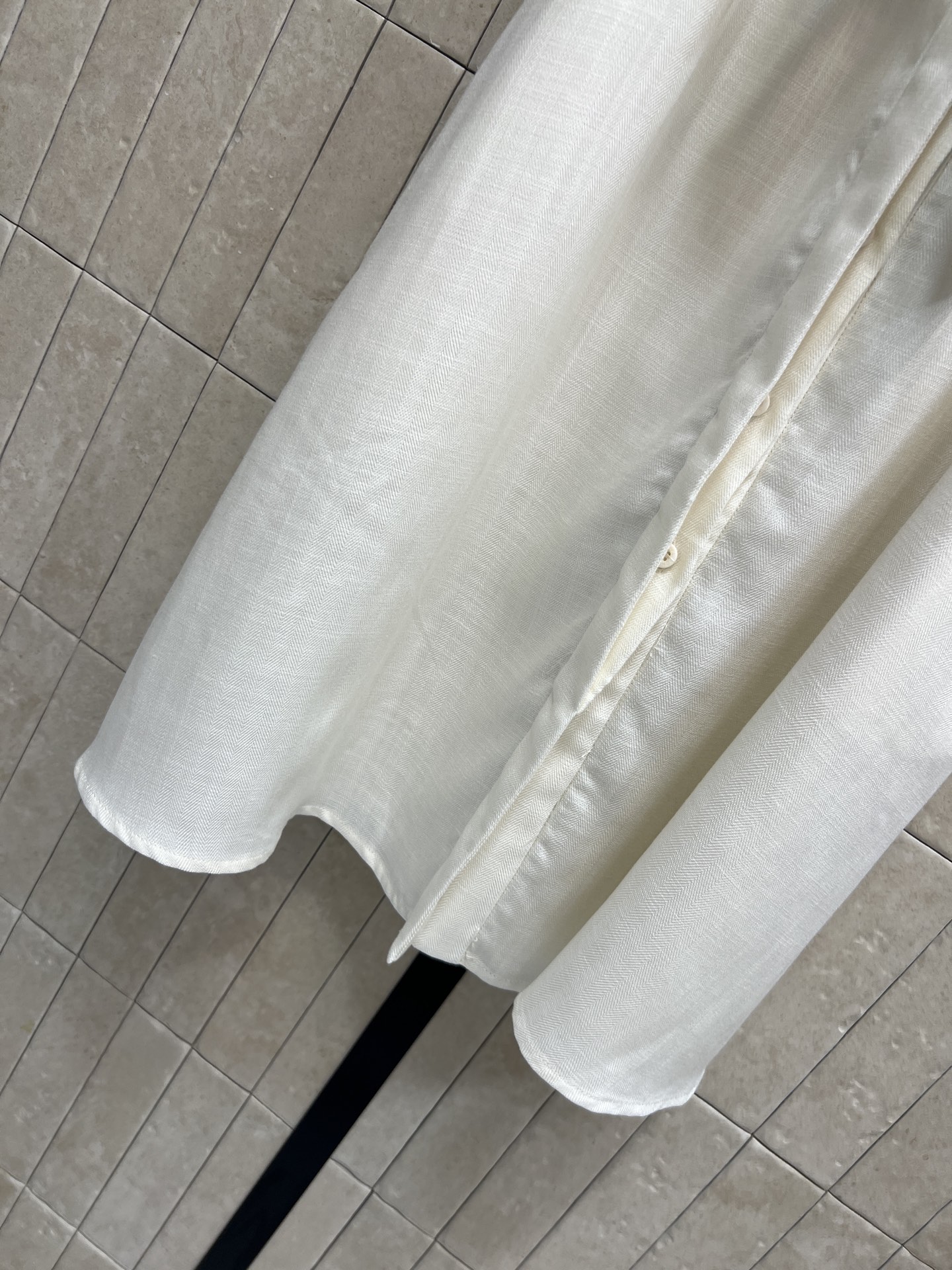 C家 26夏季新款 撞色腰带衬衫裙 轻薄透气面料超适合夏天 V领+短袖设计 胸前logo刺绣超有辨识度 