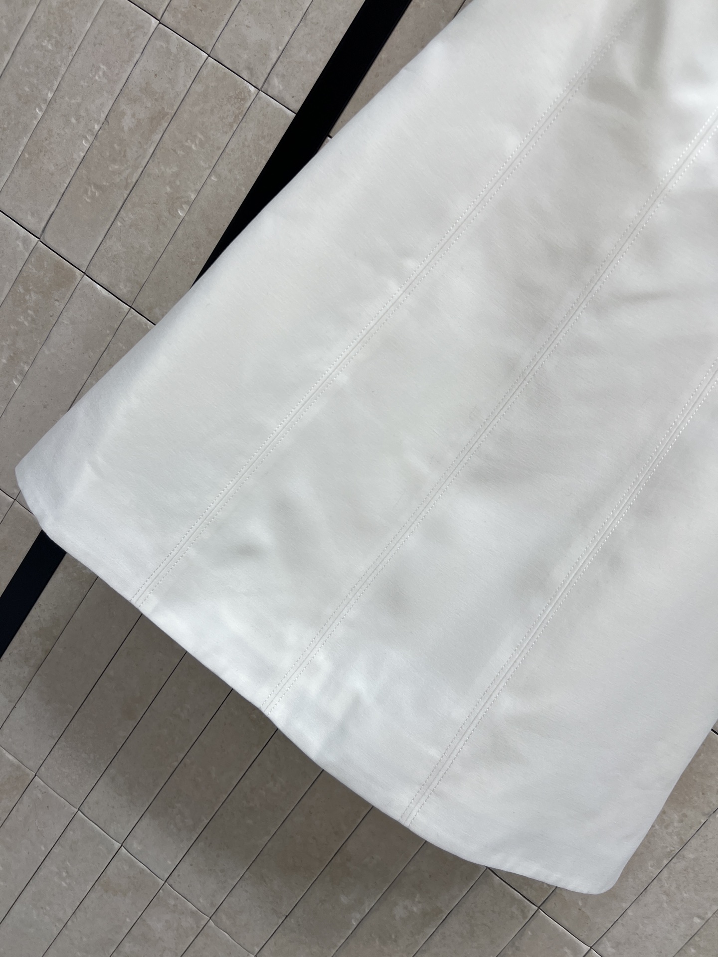 26夏季新款 娃娃领背心裙 面料自带光泽感 触感顺滑圆润娃娃领配蕾丝花边和珍珠点缀 精致感满满 无袖A字