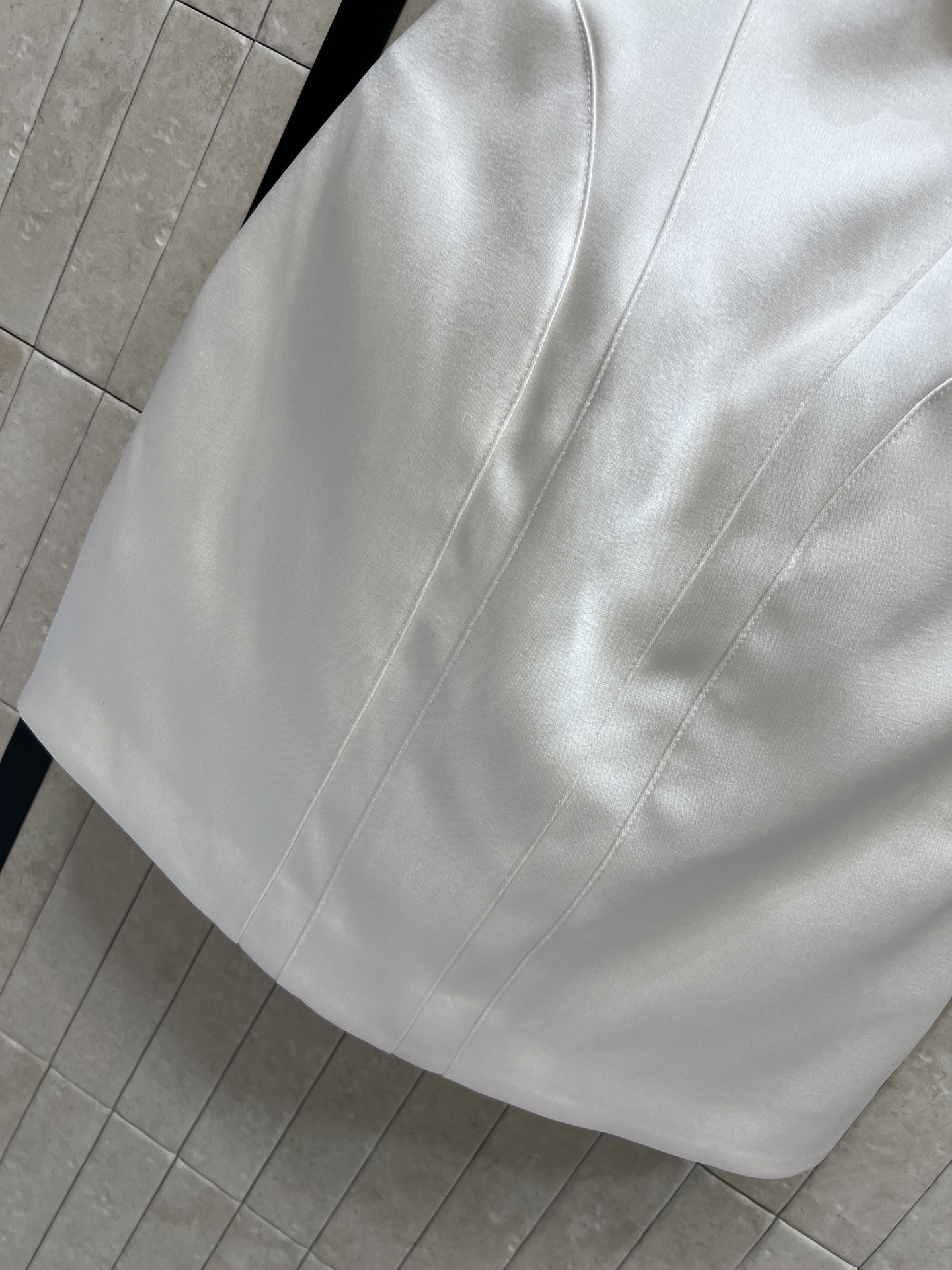 26夏季新款 蝴蝶结吊带连衣裙 胸前双层黑色蝴蝶结点缀 优雅又俏皮 面料自带光泽感 剪裁贴合身形 收腰设