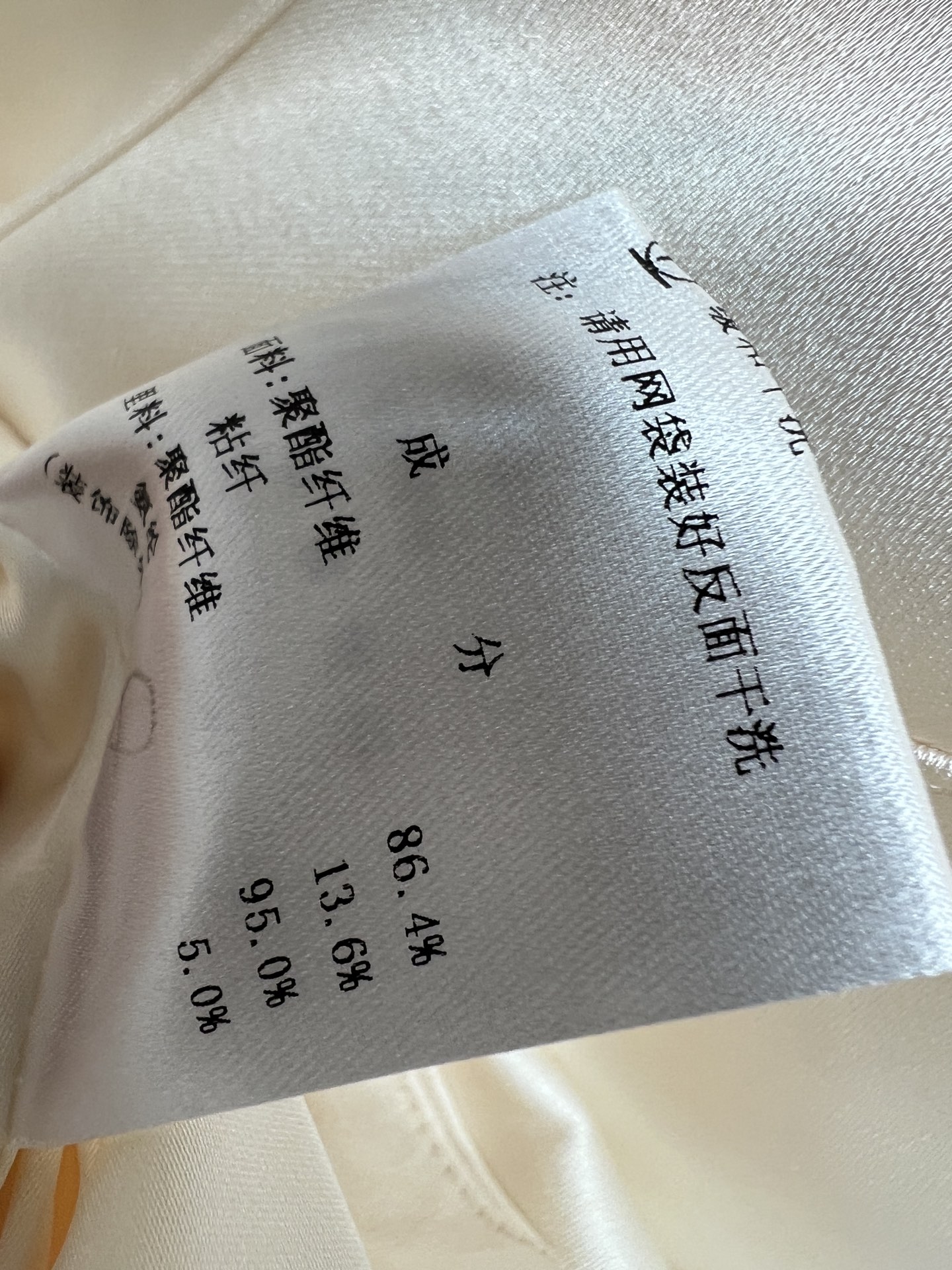 26夏季新款 蝴蝶结吊带连衣裙 胸前双层黑色蝴蝶结点缀 优雅又俏皮 面料自带光泽感 剪裁贴合身形 收腰设