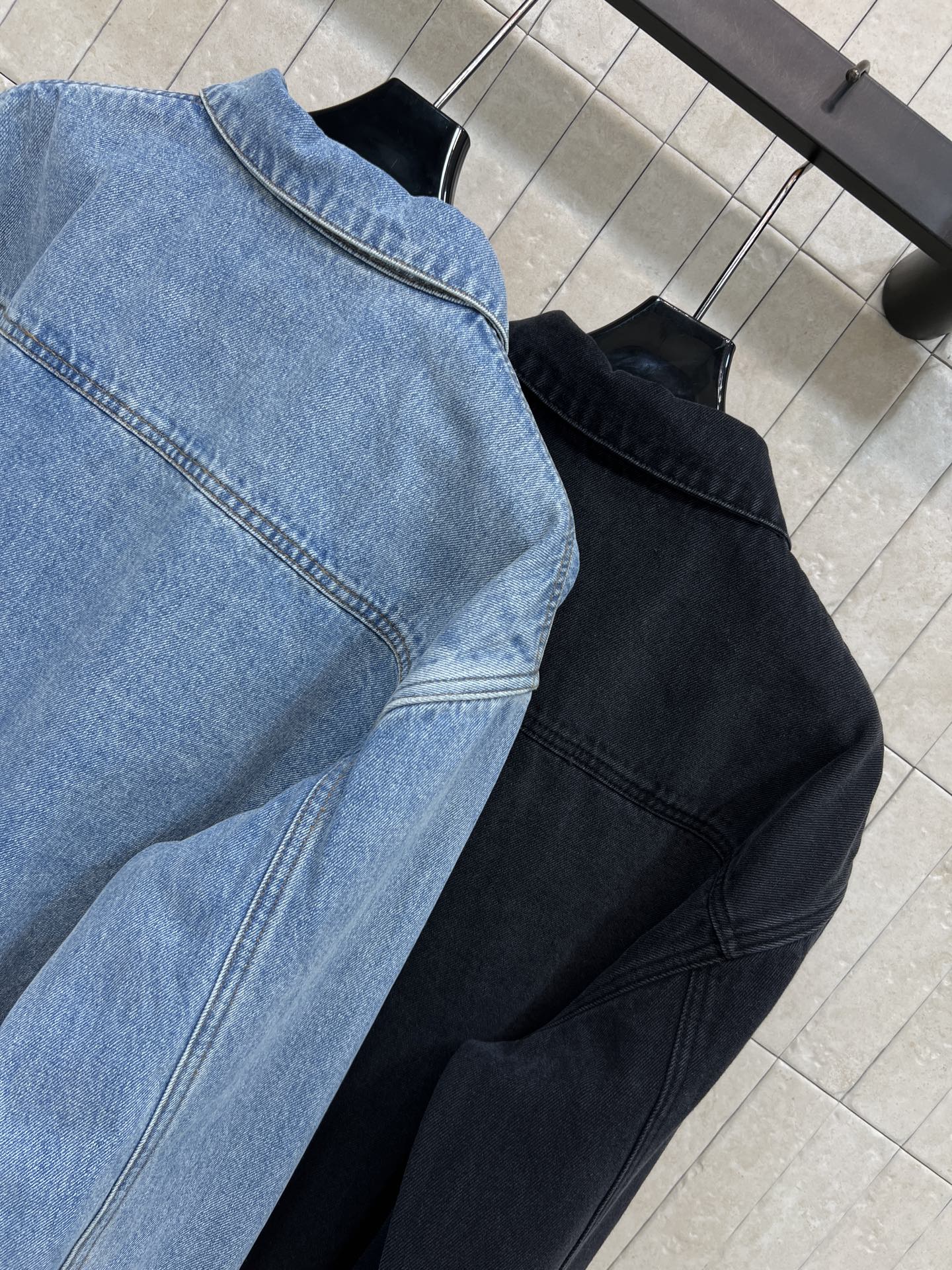 C家 26夏季新款 牛仔衬衫外套 采用牛仔棉面料柔软有筋骨 穿着舒适 经典翻领+双胸口袋+金属纽扣 前短