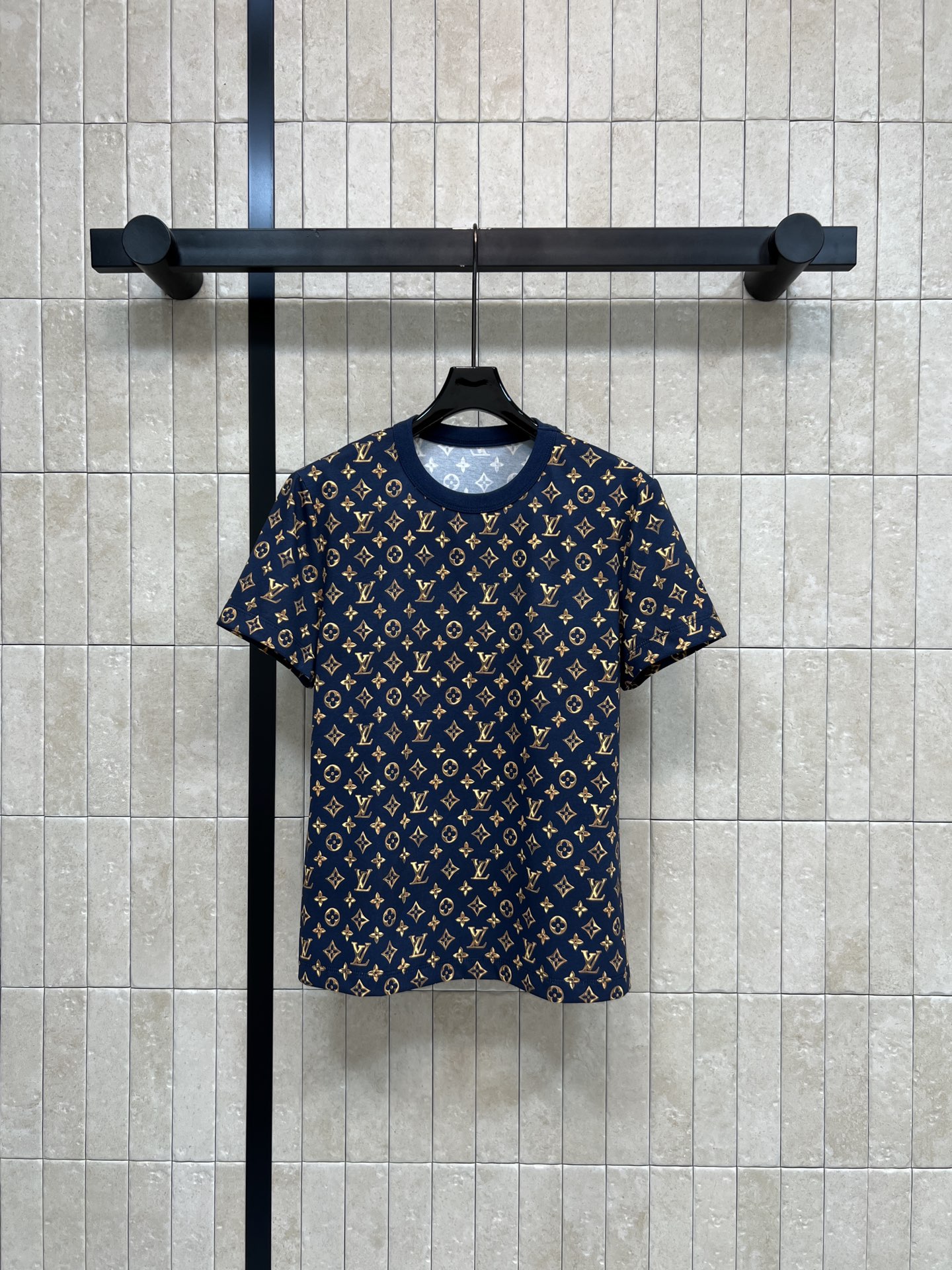 NO:891660,L's 26 new summer style presbyopia short-sleeved T-shirt. High-quality cotton fabric. Soft and comfortable. Classic round neck and loose fit. Hidden flesh and slimming. Navy blue + bronzing presbyopia. Calm and detailed. It has a sense of atmosphere. It is suitable for daily commuting or leisure. The round neck design is simple and elegant. Pair with shorts or jeans. Easily get a lazy and noble style. Three sizes in one color. Size/S-M-L,,louis  vuitton,shorts,jeans,T-shirt,tees,t-shirt,19860909L家 26夏季新款 老花短袖T恤 高品质棉质面料 柔软舒适 经典圆领宽松版型 藏肉显瘦 藏蓝+烫金老花 沉稳又有细节 自带氛围感 日常通勤或休闲都很适合 圆领设计简约大方 搭配短裤或牛仔裤 轻松get慵懒贵气风 一色三码Size/S-M-L,,louis vuitton,shorts,jeans,T-shirt,tees，t-shirt,,Women's clothing