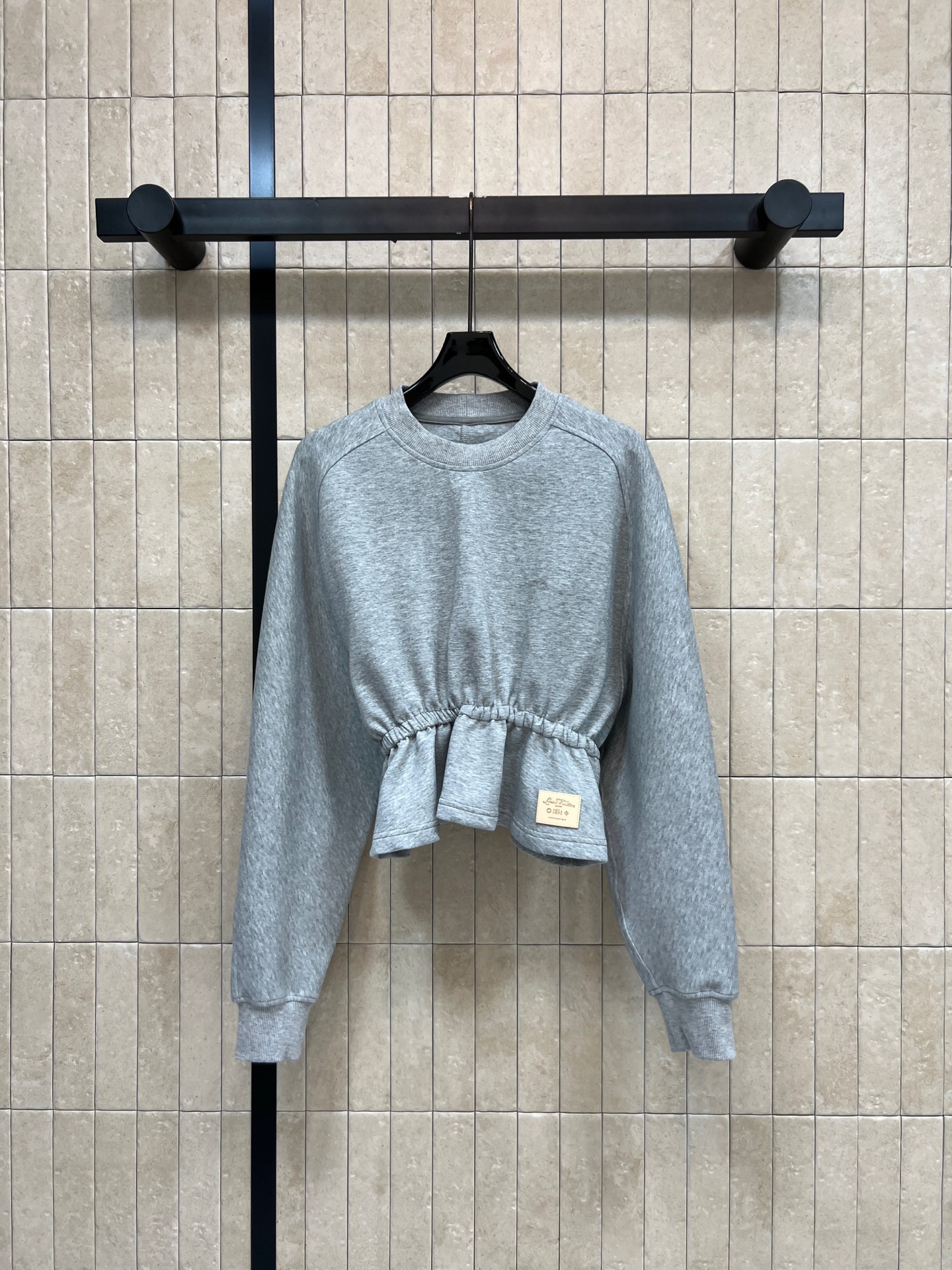 NO:891682,L's 26 new summer style gray waist sweatshirt made of space cotton fabric, soft and breathable, elastic waist design to create a high waistline, raglan long sleeve design to modify the shoulders and back, ruffle design at the hem + leather brand embellishment, looks great with high-waisted pants or skirts, gray low-key and versatile, easy to control for daily commuting and leisure, four sizes in one color Size/S-M-L-XL 2989190,, louis  vuitton,hoodie,sweatshirts,skirts,19860909L家 26夏季新款 灰色收腰卫衣 采用太空棉面料 柔软透气 松紧收腰设计 打造高腰线 插肩长袖设计修饰肩背 下摆荷叶边设计+皮牌点缀 搭配高腰裤或裙子都很出彩 灰色低调百搭 日常通勤 休闲都能轻松驾驭 一色四码Size/S-M-L-XL 2989190,,louis vuitton,hoodie,sweatshirts,skirts,,Women's clothing