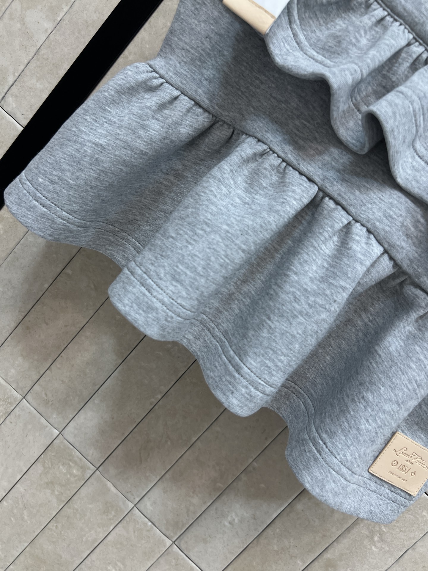 L家 26夏季新款 灰色吊带背心 采用太空棉面料 柔软透气 双层荷叶边设计超有层次感 白色可调节肩带 舒