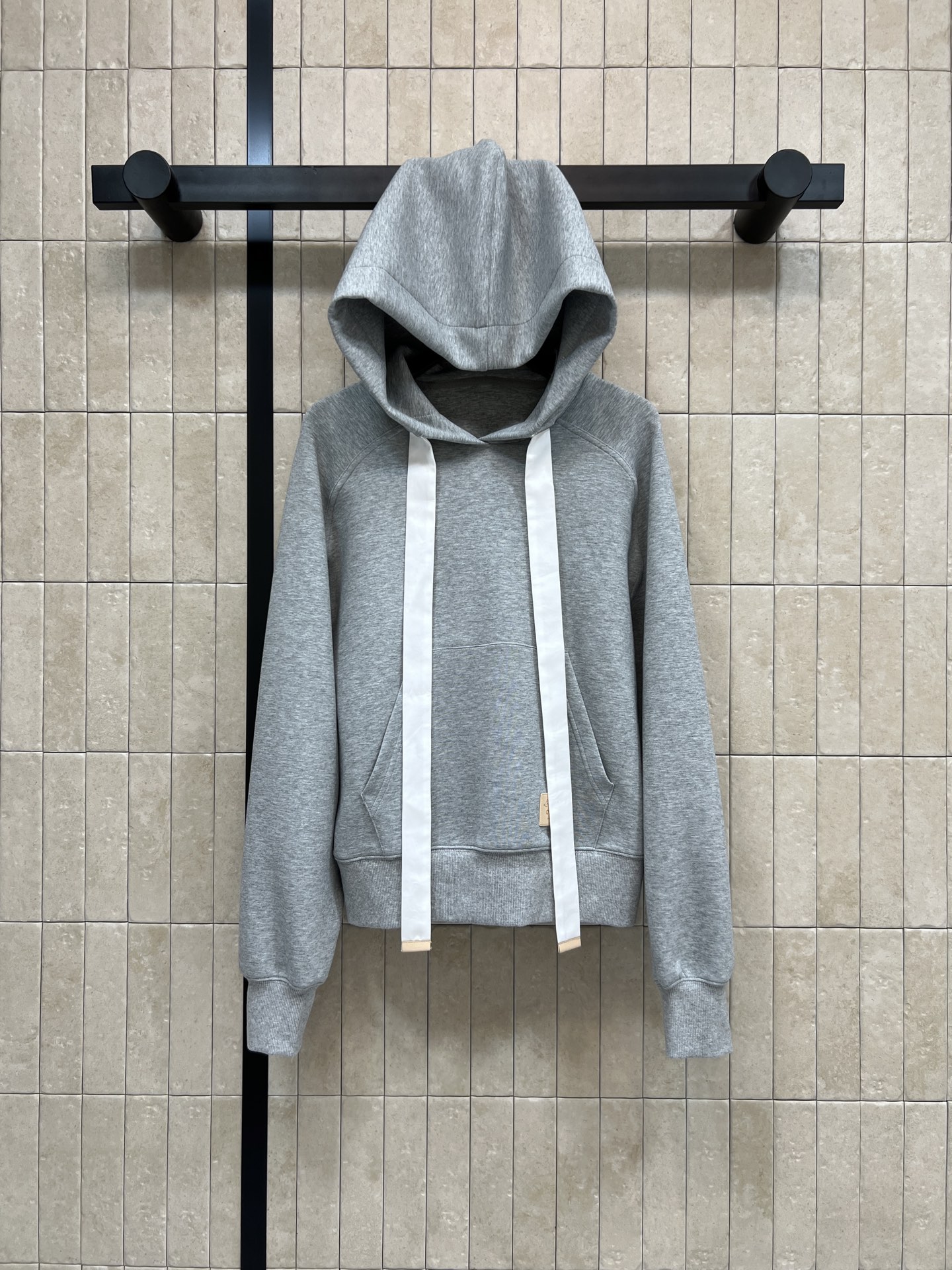 NO:891694,L's 26 new summer style gray hooded sweatshirt. Made of space cotton fabric. Soft and breathable. Loose fit. White drawstring design. Full of layers. Double pockets on the front. Practical and convenient. Can be easily worn daily or outdoors. The gray color is versatile and can be worn with jeans or casual pants. It is easy to get a lazy style. Four sizes in one color. Size/S-M-L-XL,,louis vuitton,hoodie,sweatshirts,jeans,hats,19860909L家 26夏季新款 灰色连帽卫衣 采用太空棉面料 柔软透气 宽松版型 白色抽绳设计 层次感满满 正面双口袋 实用又方便 日常或户外都能轻松驾驭 灰色百搭 随手搭牛仔裤 休闲裤都很ok 轻松get慵懒风穿搭 一色四码Size/S-M-L-XL,,louis vuitton,hoodie,sweatshirts,jeans,hats,,Women's clothing