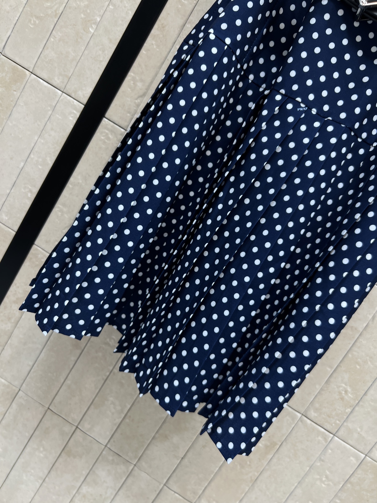 PD家 26夏季新款 藏蓝波点连衣裙 面料轻盈舒适透气 夏天穿超舒服 小立领无袖设计 搭配三角标腰带 可