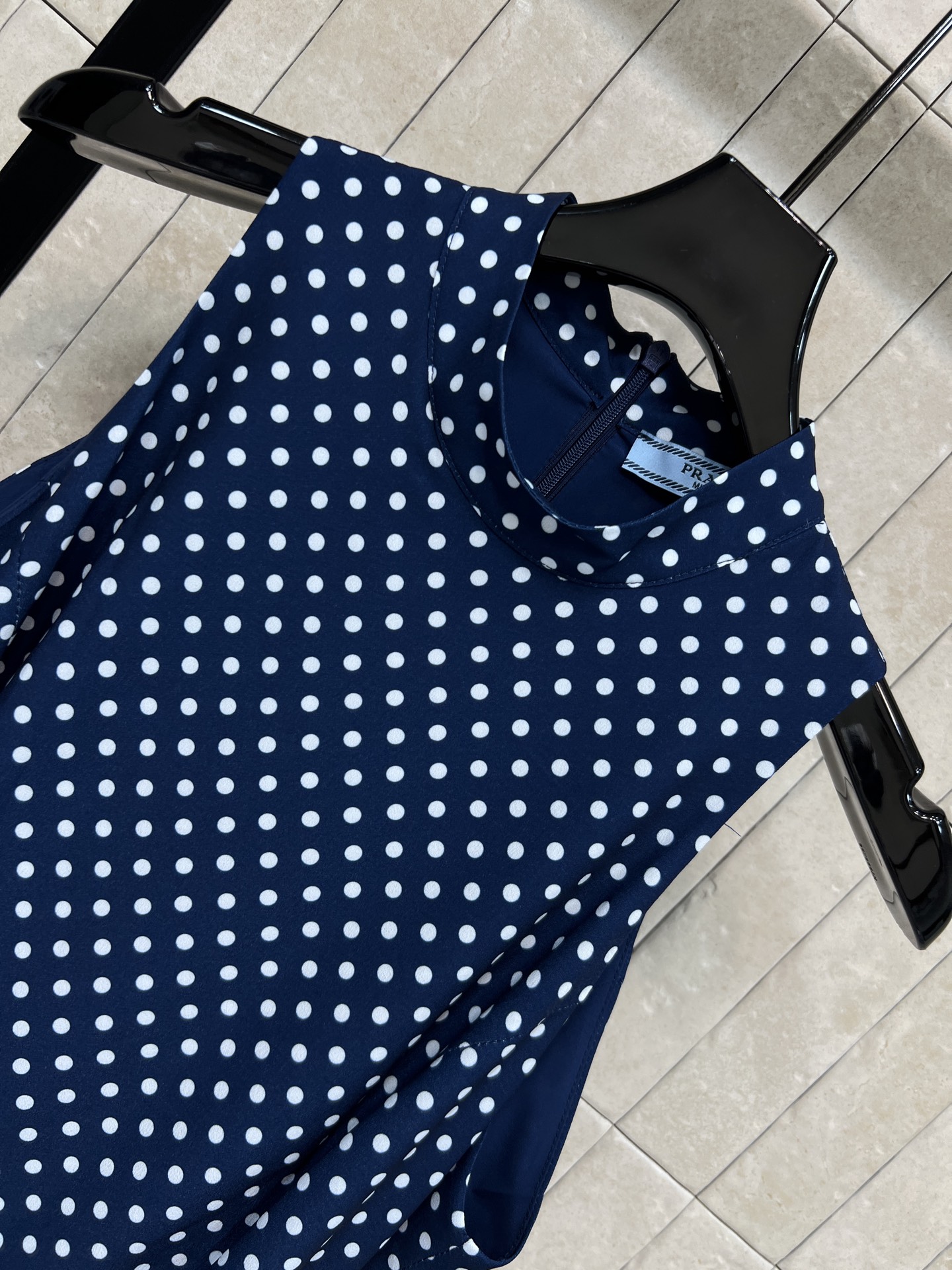 PD家 26夏季新款 藏蓝波点连衣裙 面料轻盈舒适透气 夏天穿超舒服 小立领无袖设计 搭配三角标腰带 可