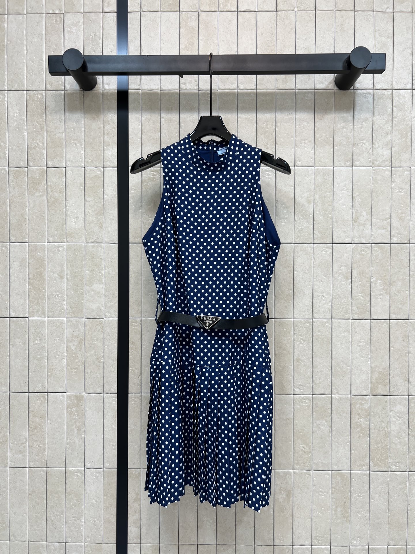 PD家 26夏季新款 藏蓝波点连衣裙 面料轻盈舒适透气 夏天穿超舒服 小立领无袖设计 搭配三角标腰带 可
