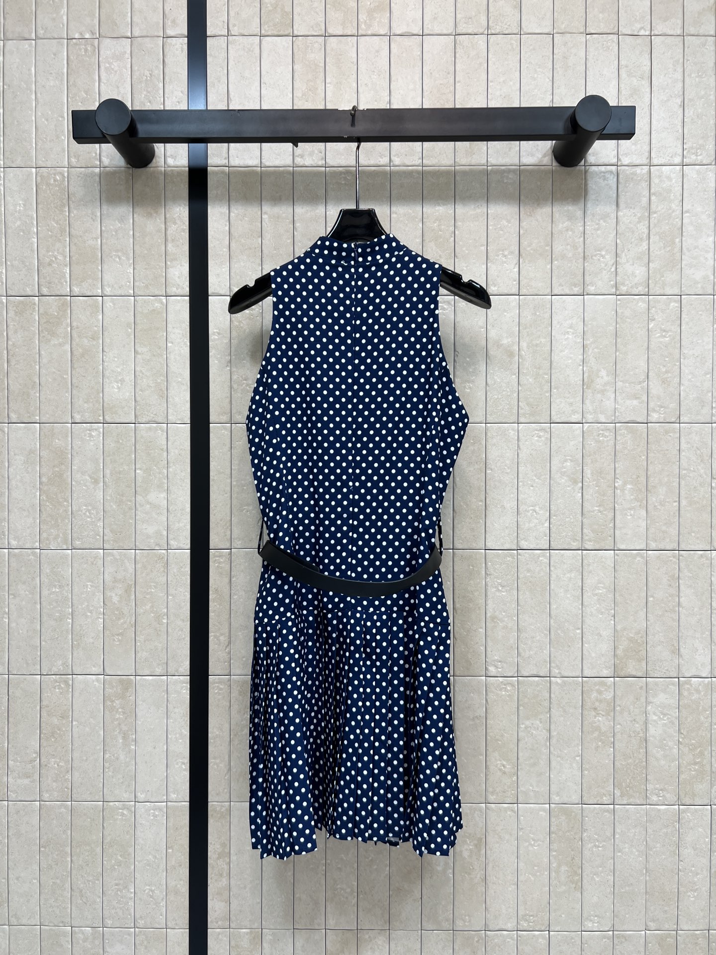 PD家 26夏季新款 藏蓝波点连衣裙 面料轻盈舒适透气 夏天穿超舒服 小立领无袖设计 搭配三角标腰带 可
