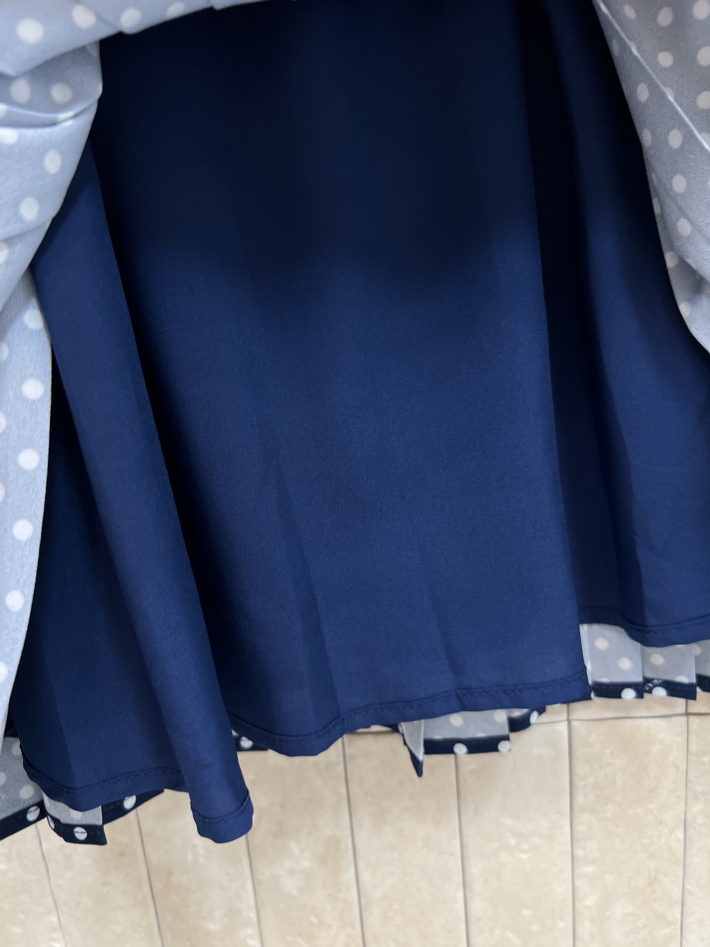 PD家 26夏季新款 藏蓝波点连衣裙 面料轻盈舒适透气 夏天穿超舒服 小立领无袖设计 搭配三角标腰带 可