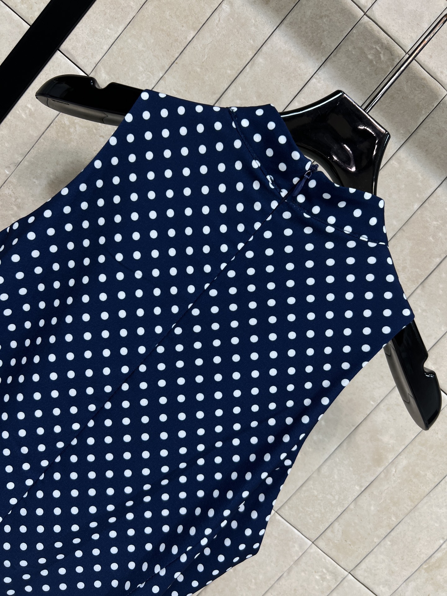 PD家 26夏季新款 藏蓝波点连衣裙 面料轻盈舒适透气 夏天穿超舒服 小立领无袖设计 搭配三角标腰带 可