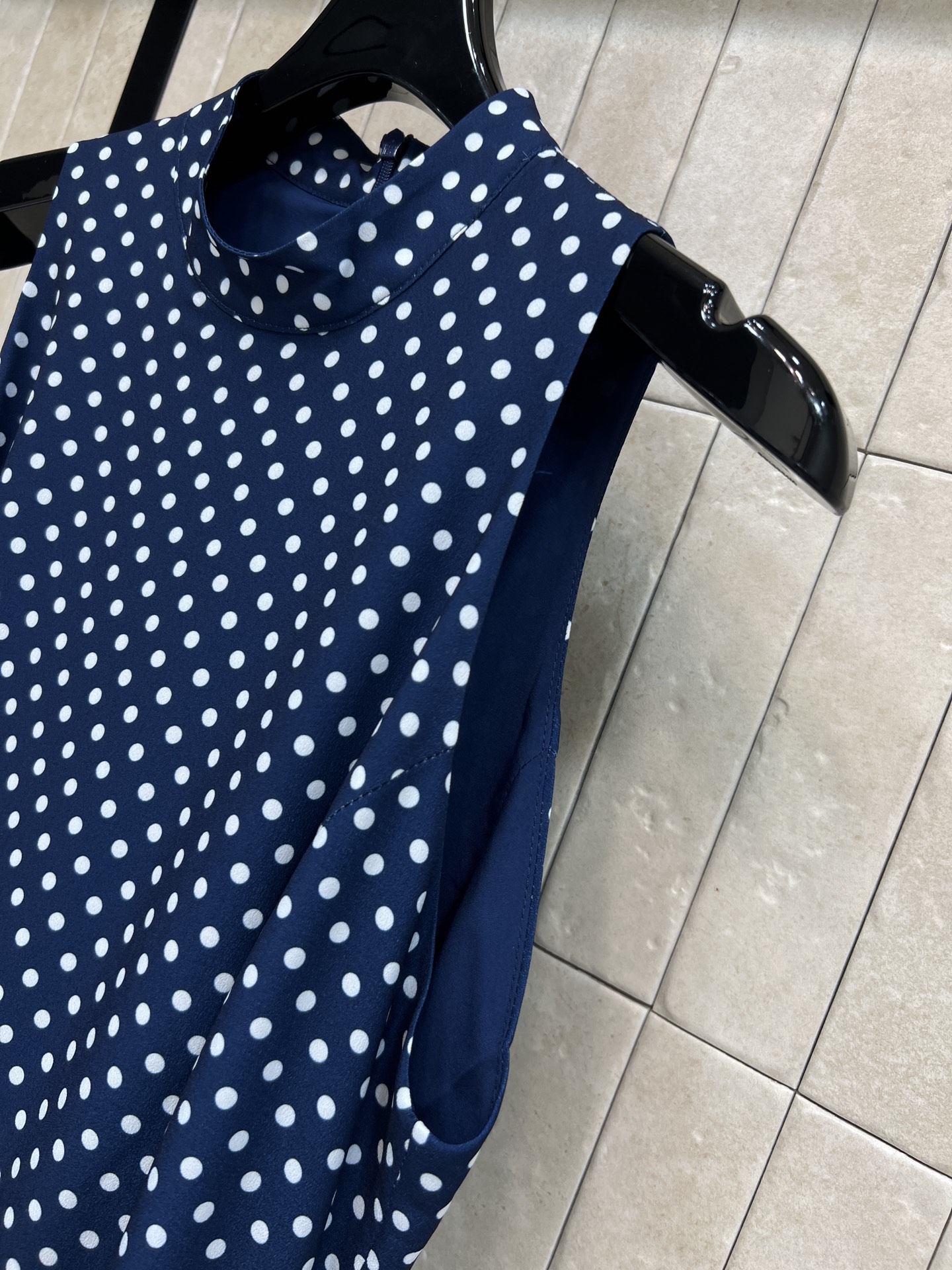 PD家 26夏季新款 藏蓝波点连衣裙 面料轻盈舒适透气 夏天穿超舒服 小立领无袖设计 搭配三角标腰带 可