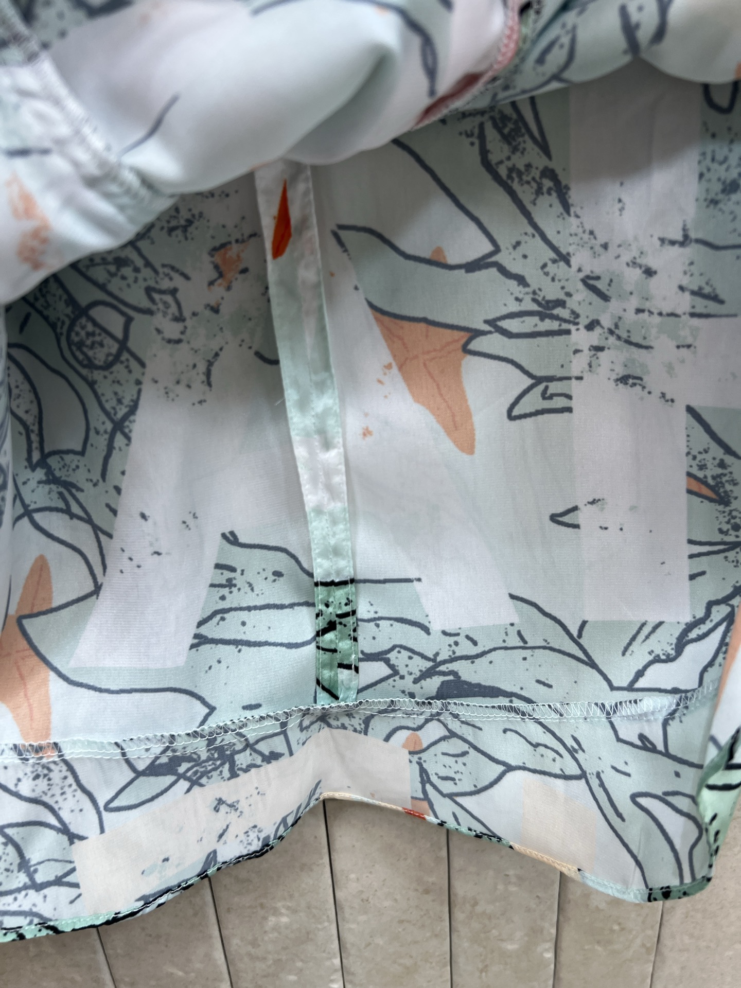 C家 26夏季新款 印花无袖连衣裙​​ 轻薄面料超适合夏天 整片立体荷叶边 藏肉又灵动 层次感满满 度假