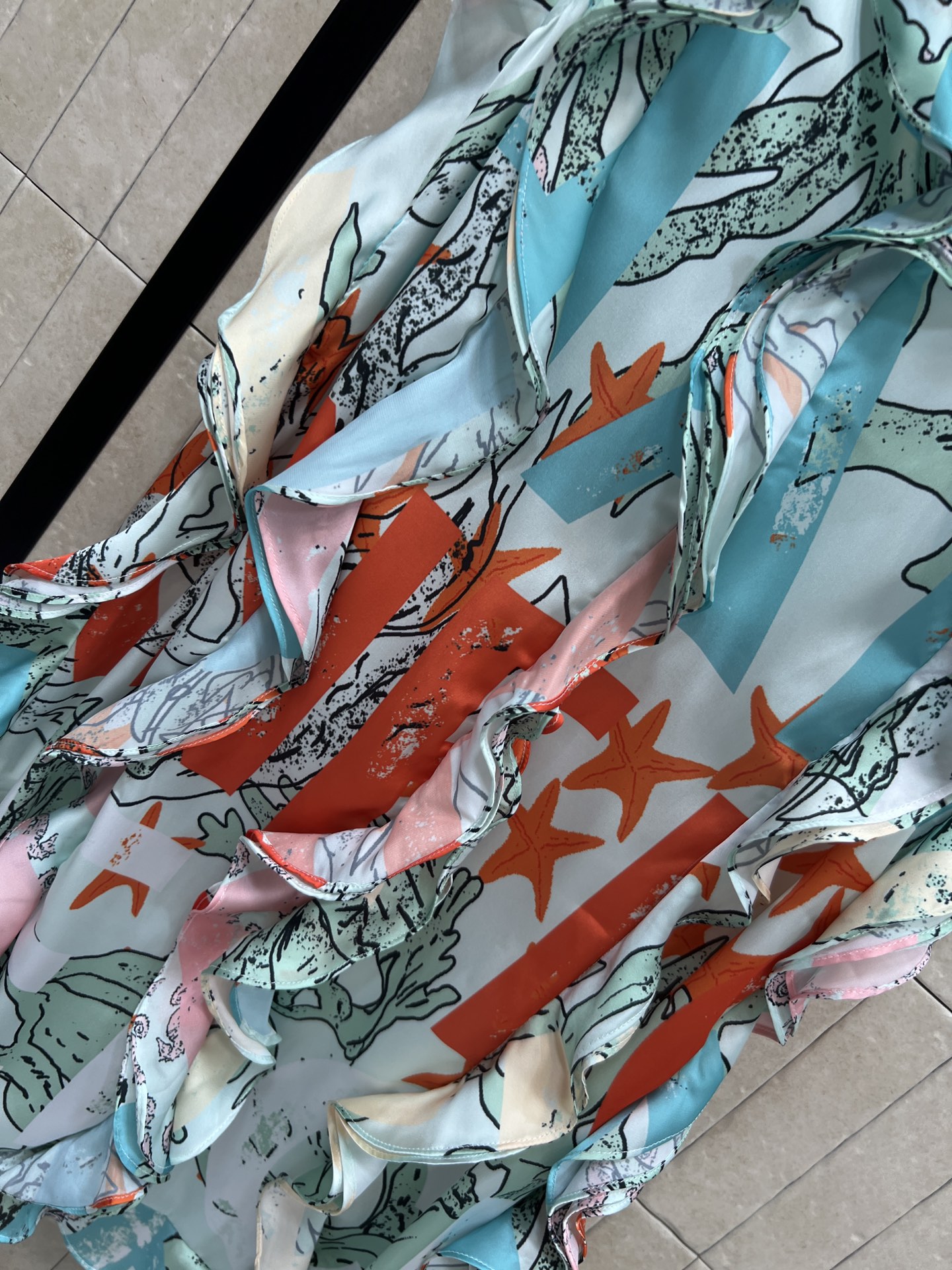 C家 26夏季新款 印花无袖连衣裙​​ 轻薄面料超适合夏天 整片立体荷叶边 藏肉又灵动 层次感满满 度假