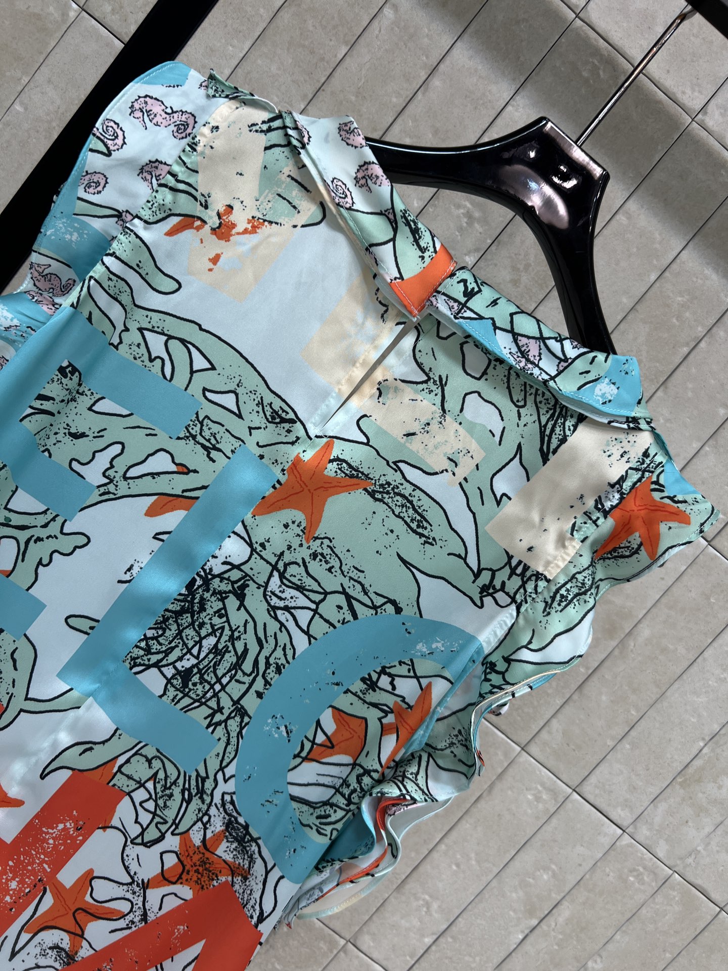 C家 26夏季新款 印花无袖连衣裙​​ 轻薄面料超适合夏天 整片立体荷叶边 藏肉又灵动 层次感满满 度假