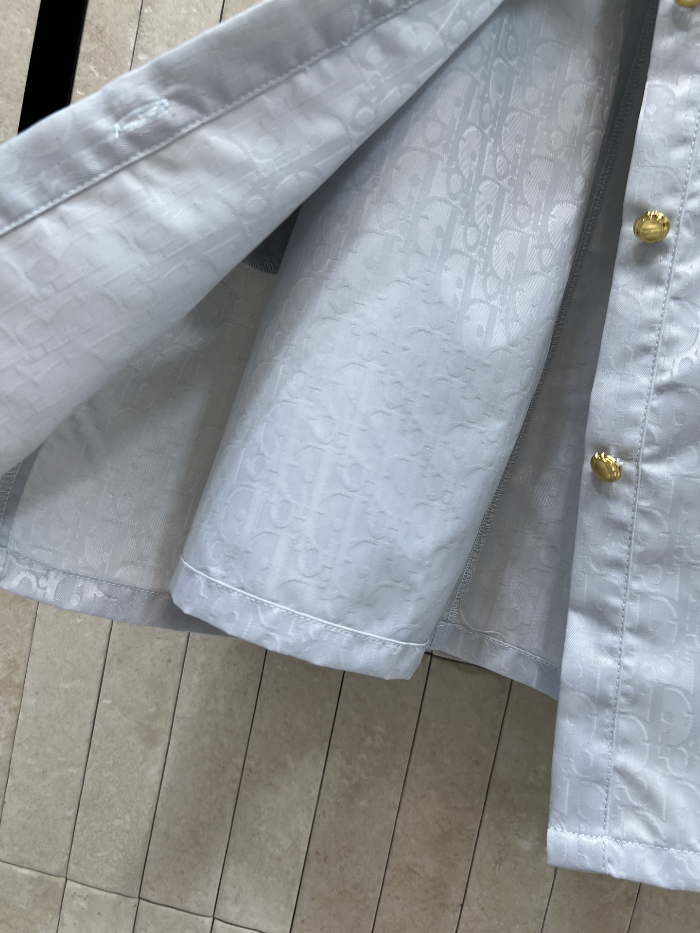 D家 26夏季新款 提花无袖连衣裙 面料顺滑不易皱 提花暗纹不浮夸 经典衬衫翻领+无袖盖肩剪裁 整排金属
