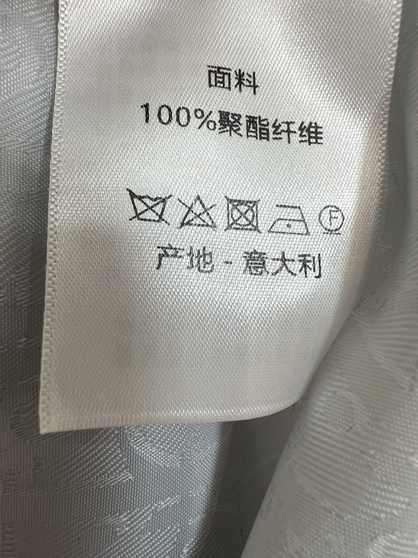 D家 26夏季新款 提花无袖连衣裙 面料顺滑不易皱 提花暗纹不浮夸 经典衬衫翻领+无袖盖肩剪裁 整排金属