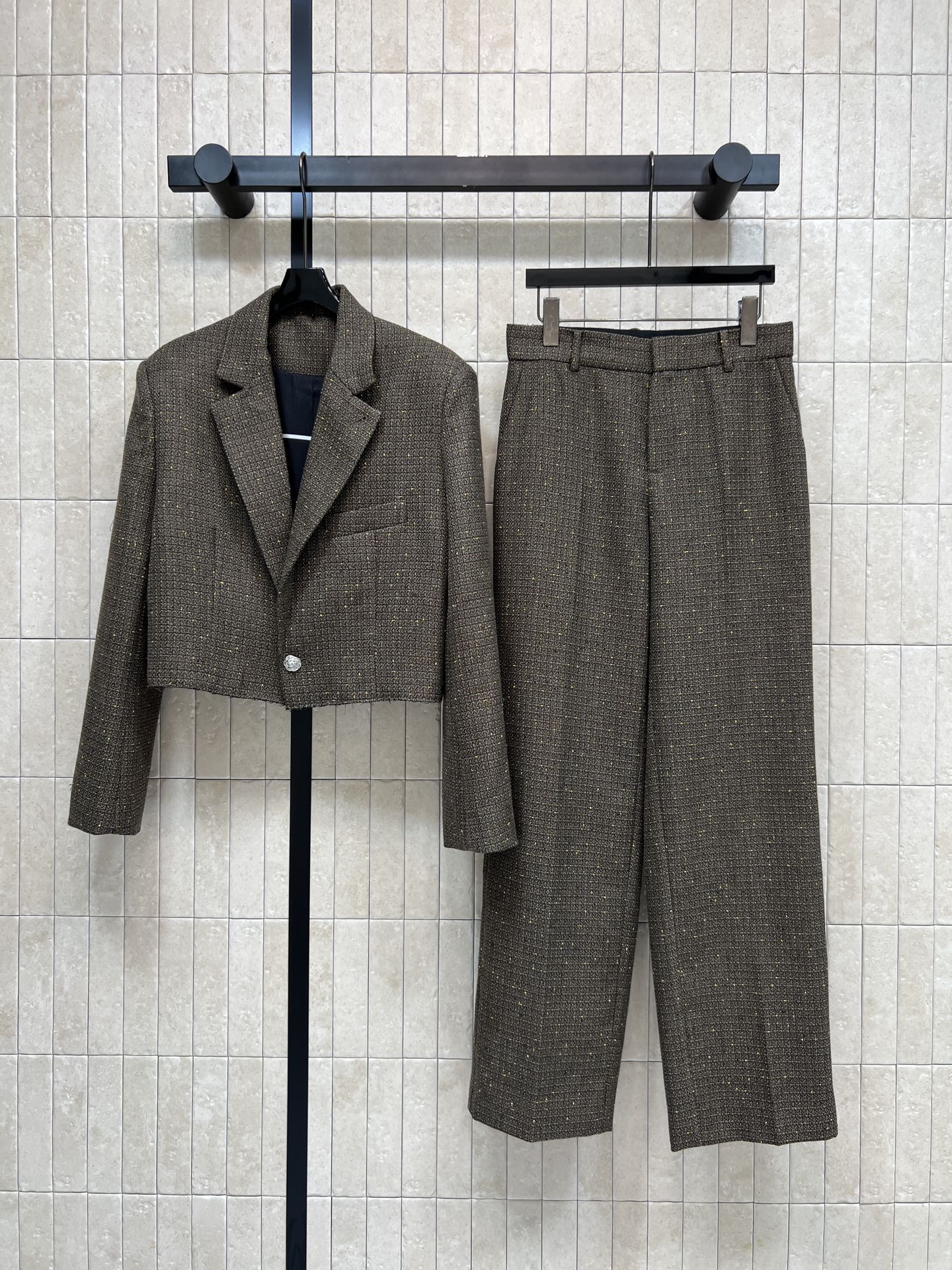 NO:891700,Jacket, trousers, C home 26 new summer styles, tweed suit, suit collar jacket + high-waisted trousers, crisp and thick fabric with soft shimmer, not easy to wrinkle and not easy to collapse, fully covered and smooth lining, top with single pearl texture round button, hem raw edge cut, bottom with high waist cut, straight and wide hem to hide the crotch width, can be worn alone or stacked, suitable for daily commuting, three sizes in one color, Size/S-M-L,,chanel,jackets  & coats, business suits,19860909外套 长裤 C家 26夏季新款 粗花呢套装 西装领外套+高腰长裤 挺括厚实面料 自带柔光细闪 不易皱不易软塌 内里全包顺滑内衬 上衣单颗珍珠质感圆扣 下摆毛边剪裁 下装高腰剪裁直筒阔摆藏住胯宽 可单穿可叠穿 日常通勤都很合适 一色三码Size/S-M-L,,chanel,jackets & coats,business suit,,Women's clothing