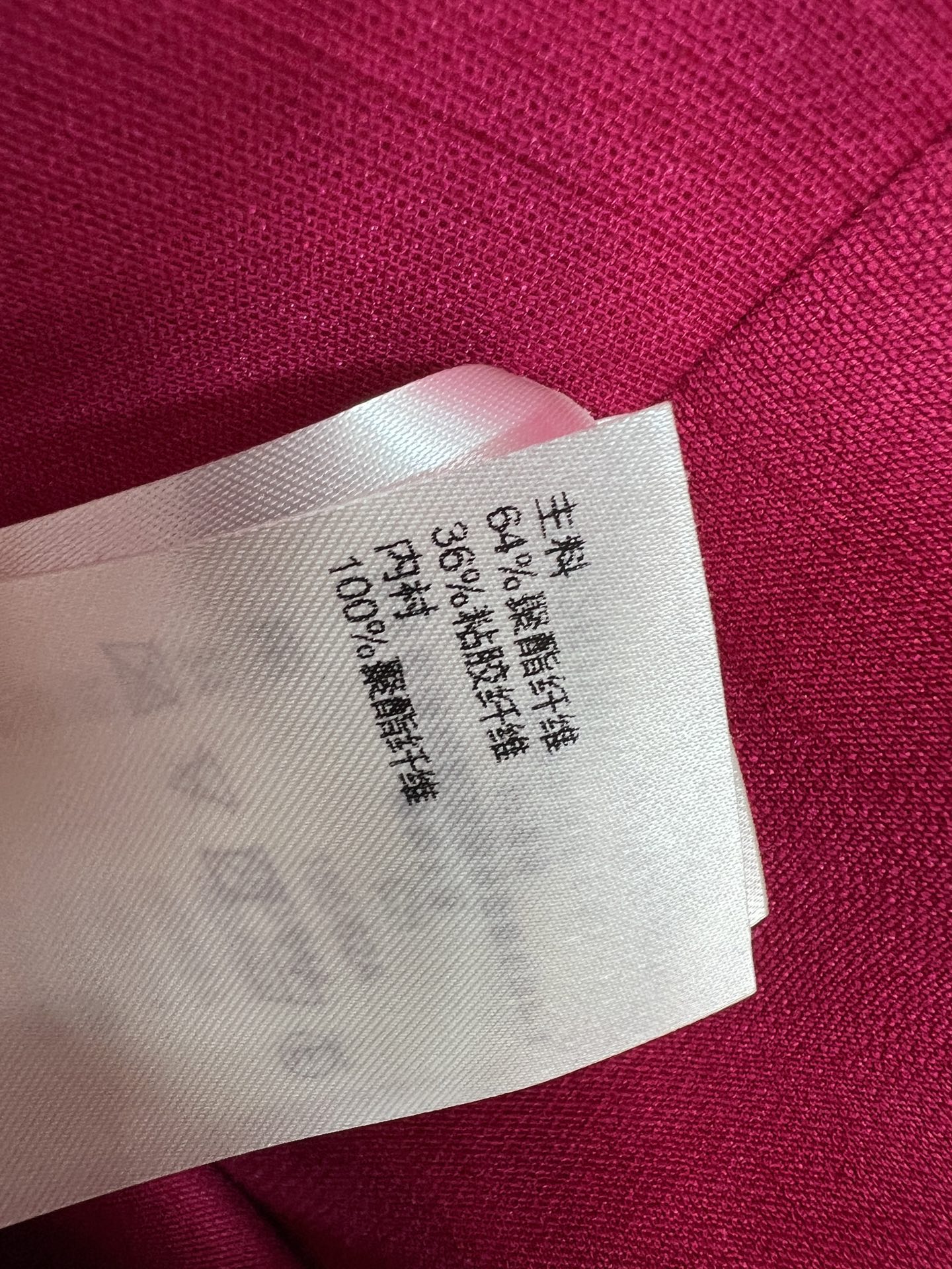 L家 26夏季新款 蝴蝶结无袖连衣裙 剪裁立体 胸前多层次立体蝴蝶结 后背是拉链开合 穿脱方便 面料自带