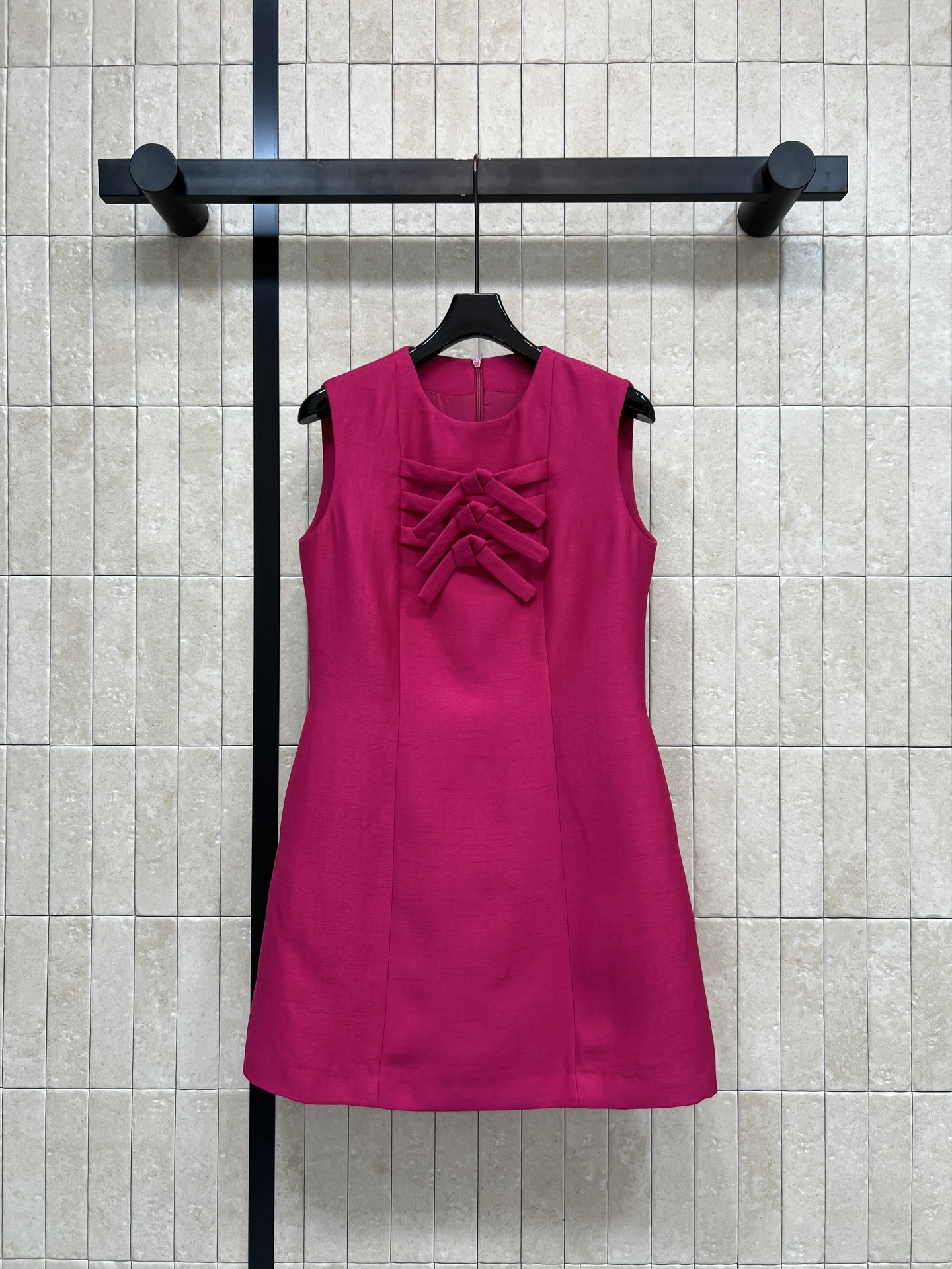 NO:892055,L's 26 new summer style bow sleeveless dress with three-dimensional cut, multi-layered three-dimensional bow on the chest, zipper closure on the back, easy to put on and take off, the fabric has a crisp silhouette, hides the flesh and makes you look slimmer, sleeveless + waist A-line version, can modify the body shape easily in daily parties and formal occasions. Paired with high heels or clutch bag, the temperament is directly full. Two colors and four sizes, Size/S-M-L-XL,, louis vuitton, high  heels,handbag,skirts,19860909L家 26夏季新款 蝴蝶结无袖连衣裙 剪裁立体 胸前多层次立体蝴蝶结 后背是拉链开合 穿脱方便 面料自带挺括廓形 藏肉显瘦 无袖+收腰A字版型 修饰身形日常 聚会 正式场合都能轻松驾驭 搭配高跟鞋或手拿包 气质直接拉满 两色四码Size/S-M-L-XL,,louis vuitton,high heels,handbag,skirts,,Women's clothing