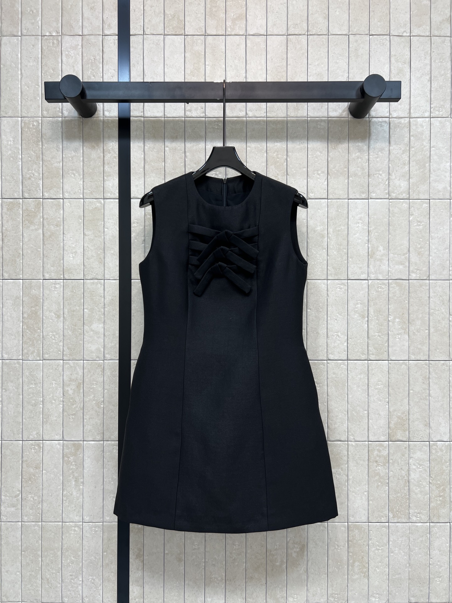 NO:892059,L's 26 new summer style bow sleeveless dress with three-dimensional cut, multi-layered three-dimensional bow on the chest, zipper closure on the back, easy to put on and take off, the fabric has a crisp silhouette, hides the flesh and makes you look slimmer, sleeveless + waist A-line version, can modify the body shape easily in daily parties and formal occasions. Paired with high heels or clutch bag, the temperament is directly full. Two colors and four sizes, Size/S-M-L-XL,, louis vuitton, high  heels,handbag,skirts,19860909L家 26夏季新款 蝴蝶结无袖连衣裙 剪裁立体 胸前多层次立体蝴蝶结 后背是拉链开合 穿脱方便 面料自带挺括廓形 藏肉显瘦 无袖+收腰A字版型 修饰身形日常 聚会 正式场合都能轻松驾驭 搭配高跟鞋或手拿包 气质直接拉满 两色四码Size/S-M-L-XL,,louis vuitton,high heels,handbag,skirts,,Women's clothing