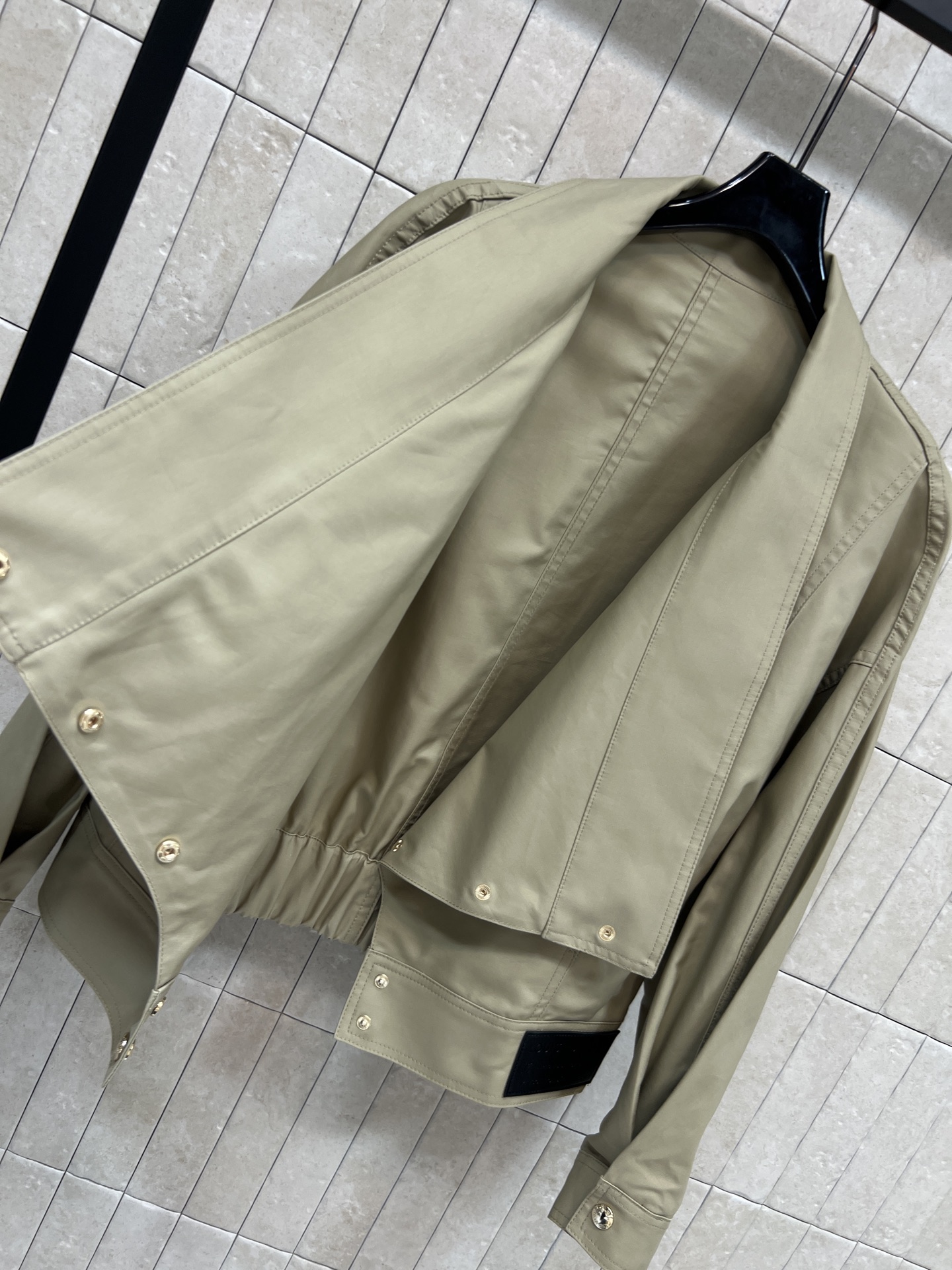 L家 26夏季新款 卡其色夹克外套 高品质棉面料不硬不闷 大翻领设计金属纽扣 宽松落肩 藏肉显瘦 下摆皮