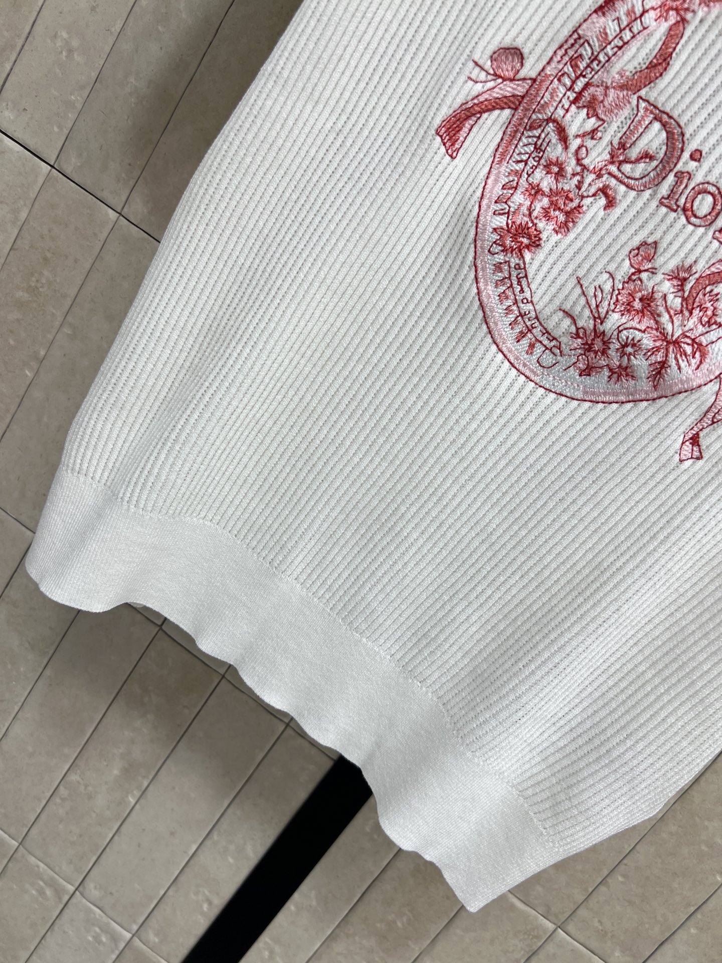 D家 26夏季新款 刺绣针织T恤  棉质针织材质 纹理提升质感 细节满分 柔软舒适 日常穿着超友好 正面