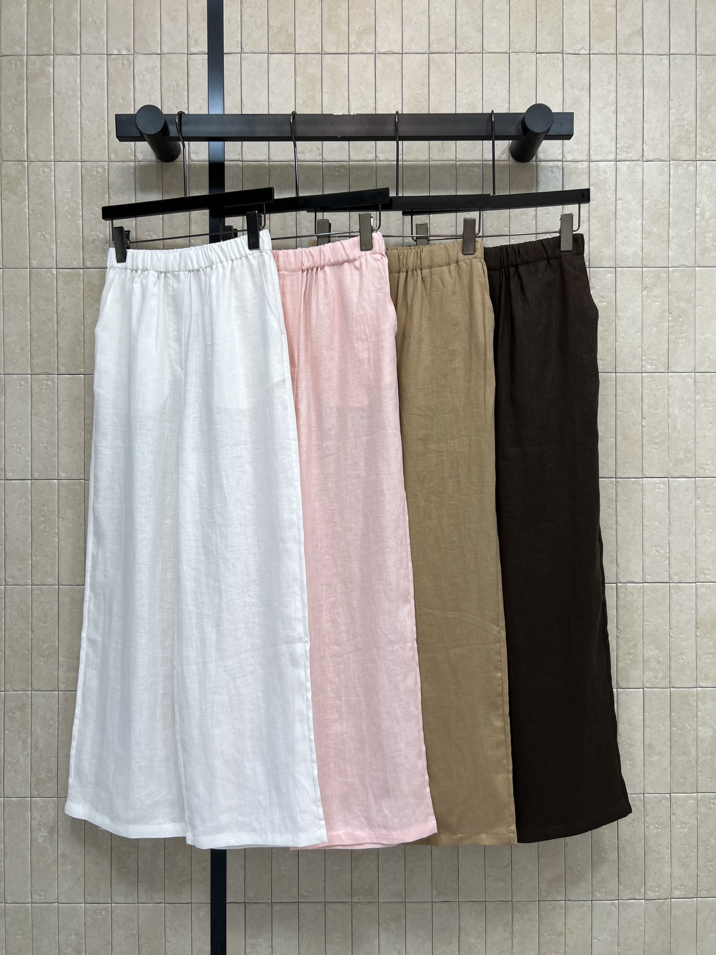NO:892339,LP's 26 new summer style linen straight trousers are made of linen fabric. Breathable and moisture-absorbent. Drape and comfort are online. Loose straight + elastic waist design. Super friendly to the body. Pear-shaped sisters can also easily control it. The length of the trousers makes you look taller and slimmer. The colors are versatile. You can match it with any T-shirt. Shirts are OK. Can be worn for commuting and leisure. Four colors and three codes Size/M-L-XL, loro piana, shirts, tees, t-shirt,19860909LP家 26夏季新款 亚麻直筒长裤 采用亚麻面料 透气又吸湿 垂坠感和舒适度都在线 宽松直筒+松紧腰设计 对身材超友好 梨形姐妹也能轻松驾驭 裤长显高显瘦 颜色百搭 随便配T恤 衬衫都OK 通勤休闲都能穿 四色三码Size/M-L-XL,,loro piana,shirts,tees，t-shirt,,Women's clothing