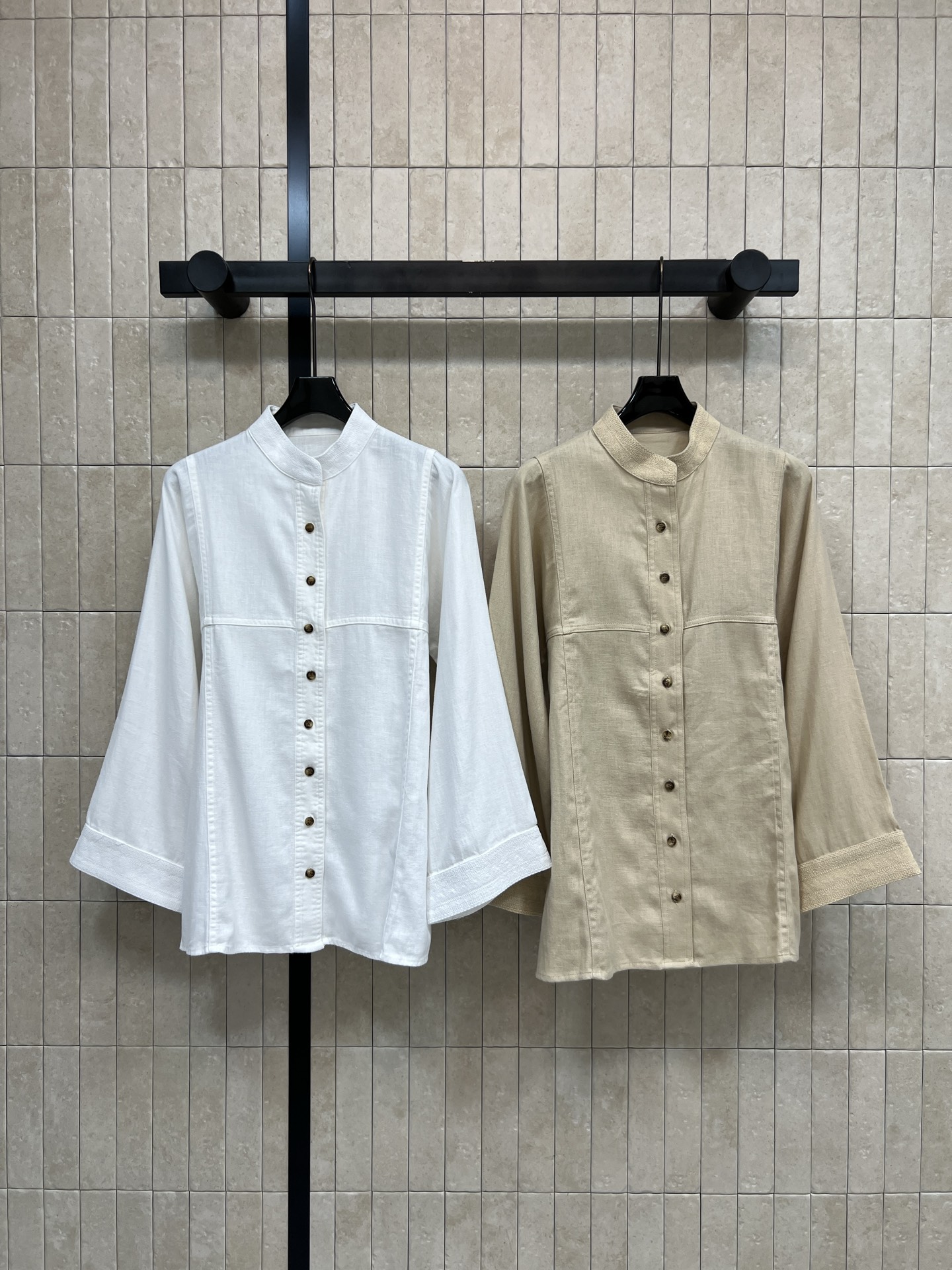 NO:892341,LP's 26 new summer styles, new Chinese linen shirt, made of linen fabric, breathable and moisture-absorbent, super comfortable to wear in summer, new Chinese stand-up collar + retro wooden buttons, three-quarter sleeves, comfortable and slim, loose version, super friendly to the body, can be worn easily for commuting, dating, and daily use, looks great with wide-leg pants or skirts, two colors and three sizes, Size/M-L-XL, loro piana, skirts, shirts,19860909LP家 26夏季新款 新中式亚麻衬衫 采用亚麻面料 透气吸湿 夏天穿超舒服 新中式立领+复古木扣 七分袖舒适显瘦 宽松版型对身材超友好穿出松弛感 通勤 约会 日常都能轻松驾驭 搭配阔腿裤或裙装都很出彩 两色三码Size/M-L-XL,,loro piana,skirts,shirts,,Women's clothing