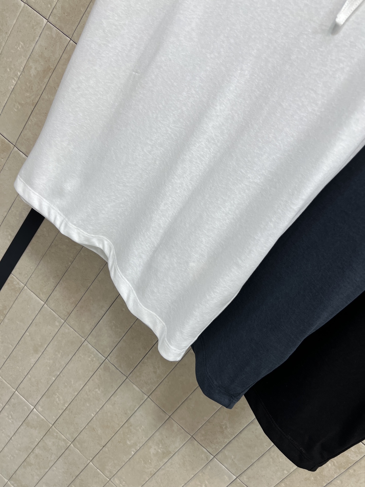 26夏季新款 围巾短袖T恤 面料柔软透气 夏天穿超舒服 小飞袖+飘带围脖领设计 优雅又有细节感 宽松版型