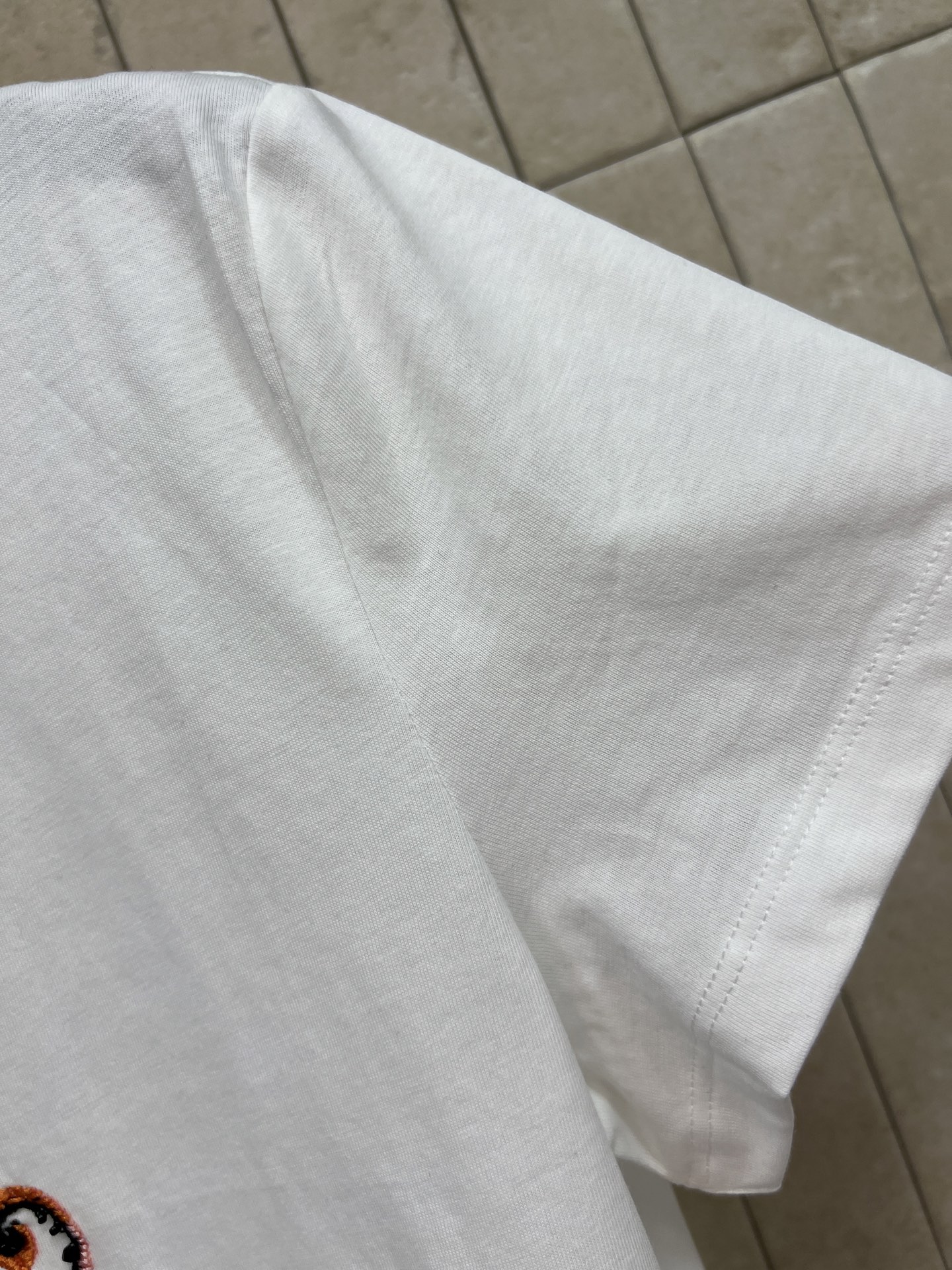 D家 26夏季新款 刺绣白色T恤​ 采用柔软透气棉质面料 夏天穿超舒服 正面彩色刺绣+logo标志 艺术