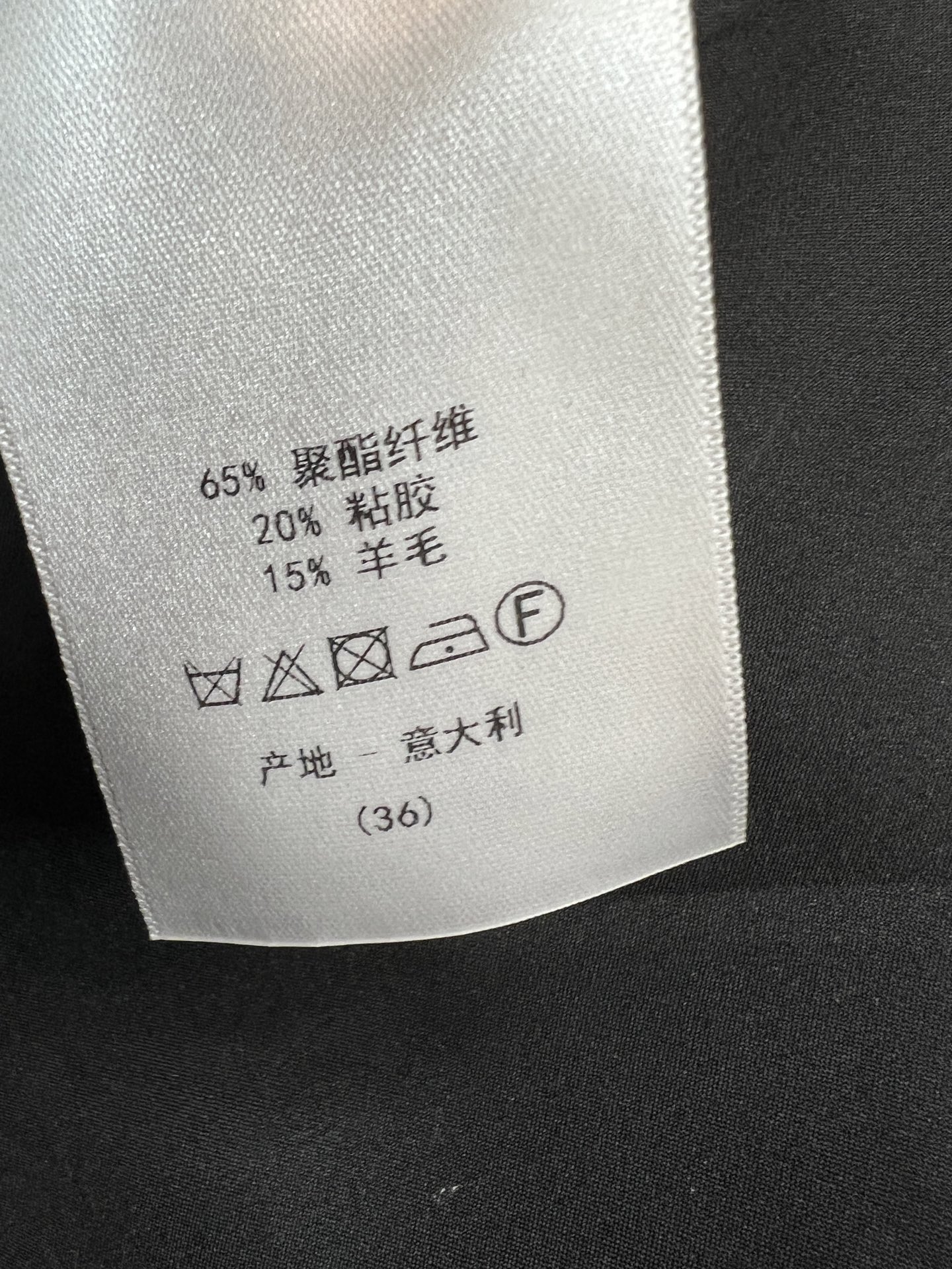 D家 26夏季新款 黑色高腰裤裙 高腰设计+金色圆环扣 简约又超有辨识度 面料挺括有型 高腰修饰胯部线条