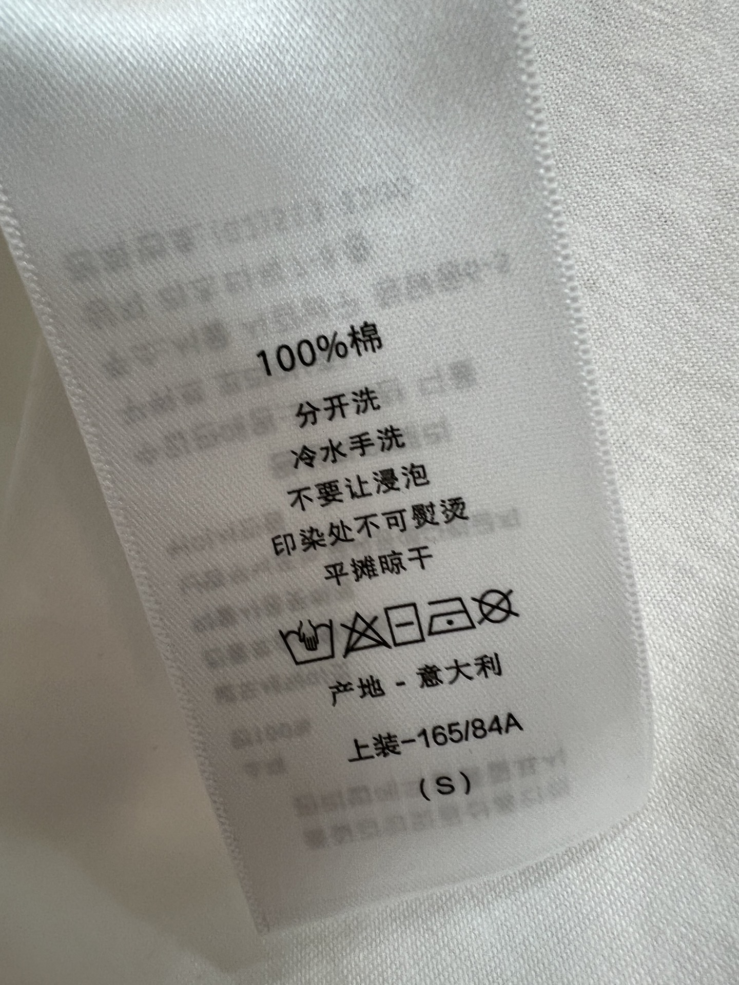 D家 26夏季新款 刺绣白色T恤​ 采用柔软透气棉质面料 夏天穿超舒服 正面彩色刺绣+logo标志 艺术