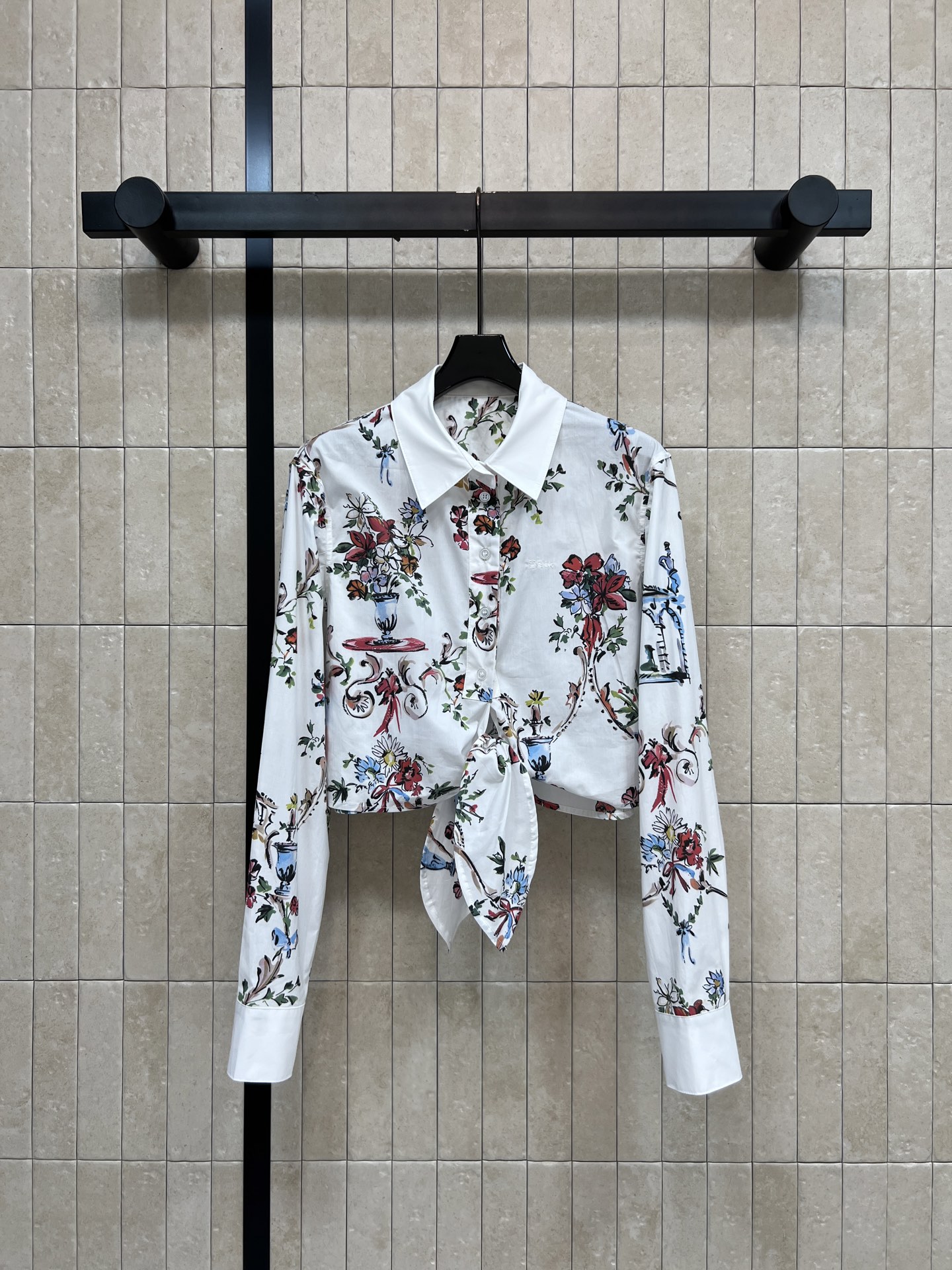 NO:892365,D Home 26 new summer style floral print strappy shirt, cotton fabric, white base with printed design, full of atmosphere, lapel + single-breasted design, simple and neat, short version that can be knotted at the hem, easy to create a high waistline, perfect for matching with jeans and skirts, and can keep you cool throughout the summer. Four sizes in one color, Size/S-M-L-XL,, dior, skirts, jeans, shirts,19860909D家 26夏季新款 花卉印花绑带衬衫 棉质面料 白色基底搭配印花设计 氛围感满满 翻领+单排扣设计 简约利落 下摆可打结的短款版型 轻松打造高腰线 搭配牛仔裤 半身裙都超合适 承包你整个夏天的清爽穿搭 一色四码Size/S-M-L-XL,,dior,skirts,jeans,shirts,,Women's clothing