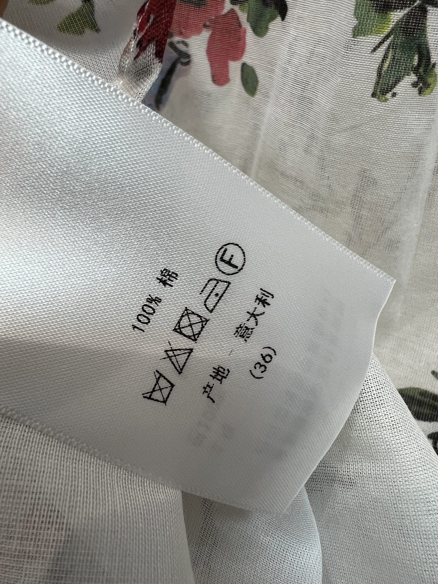 D家 26夏季新款 花卉印花衬衫白色底色搭配手绘花卉 纯棉卡迪布材质 带麻感 透气舒适 经典翻领+单排扣