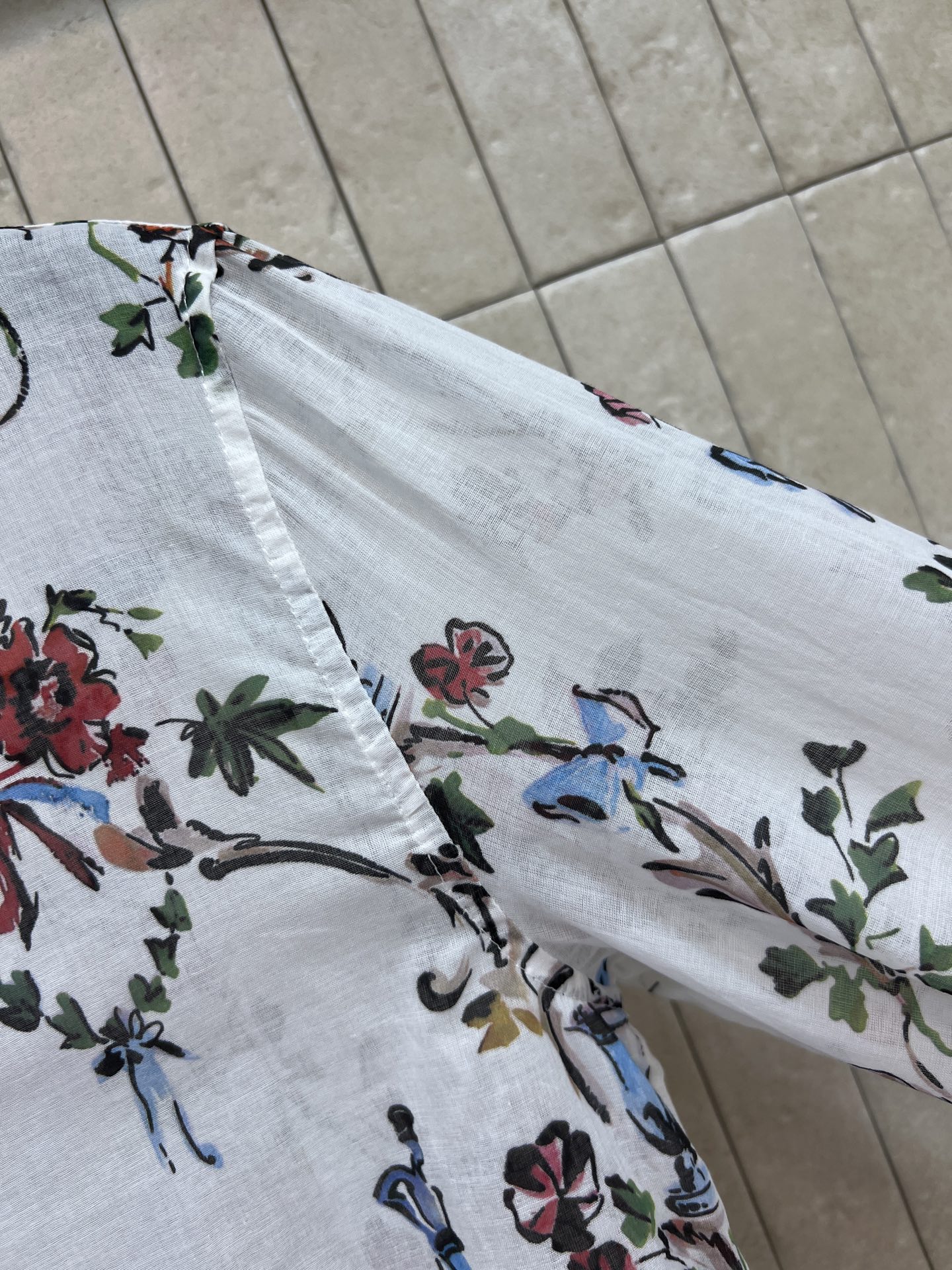 D家 26夏季新款 花卉印花衬衫白色底色搭配手绘花卉 纯棉卡迪布材质 带麻感 透气舒适 经典翻领+单排扣