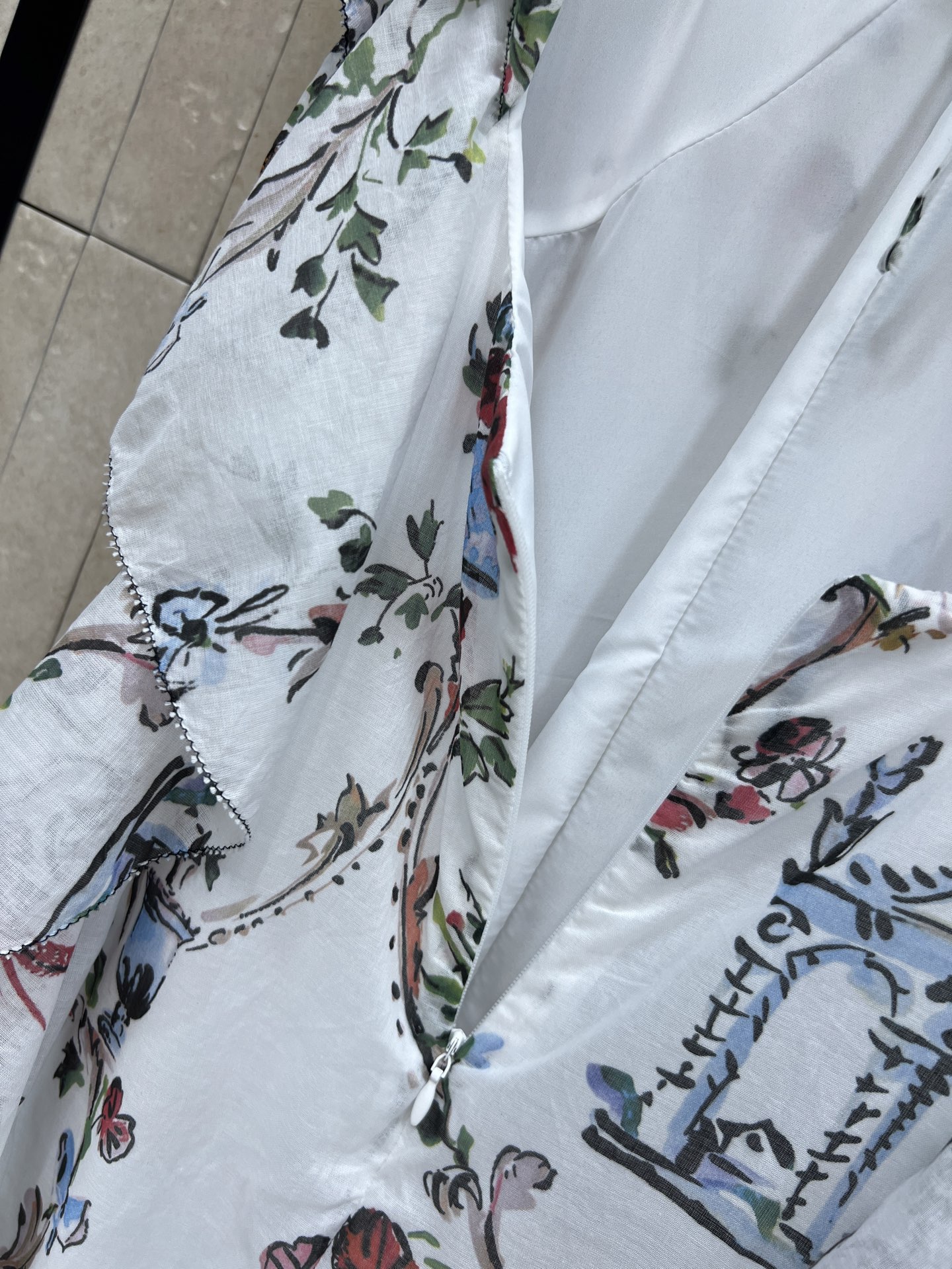 D家 26夏季新款 花卉印花连衣裙 棉质面料轻薄垂顺透气 带麻感 白色底配精致花卉印花 氛围感满满 轻盈