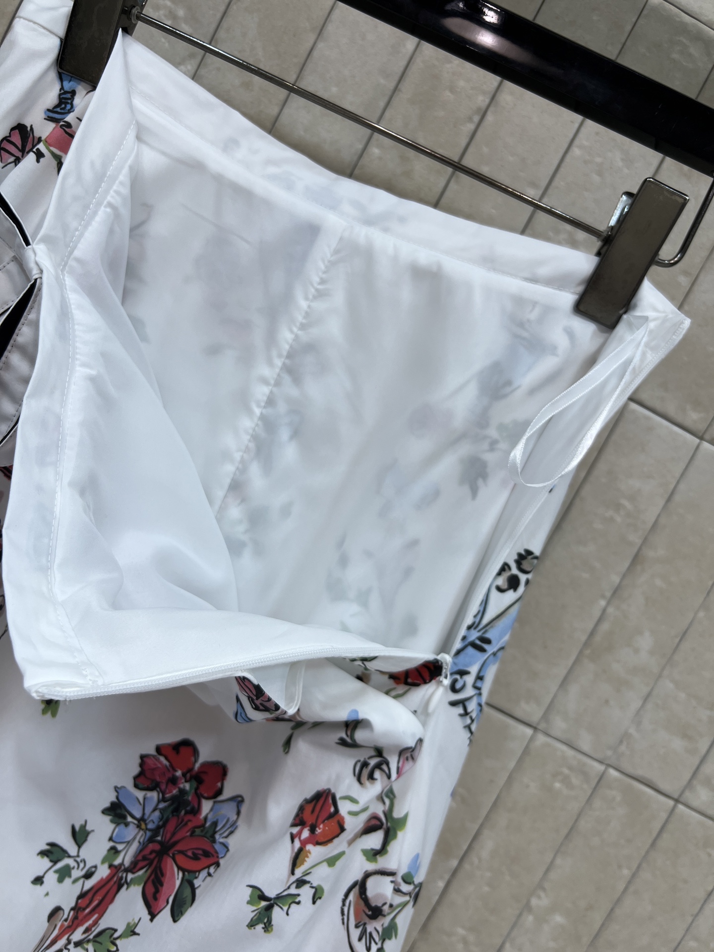 D家 26夏季新款 花卉印花半裙 采用棉质面料 垂感好夏天穿超舒服 花卉 花瓶图案 腰头蝴蝶结点缀 氛围
