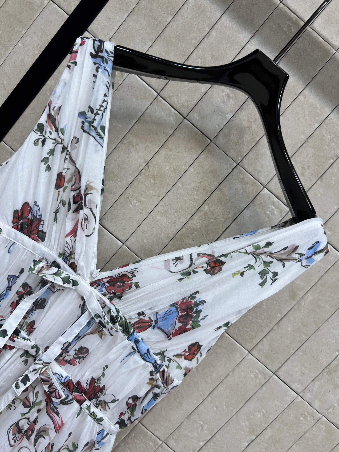 D家 26夏季新款 V领花卉印花连衣裙 深V领修饰脖颈线条 双蝴蝶结收腰设计精准掐出小蛮腰 抽褶腰节+大