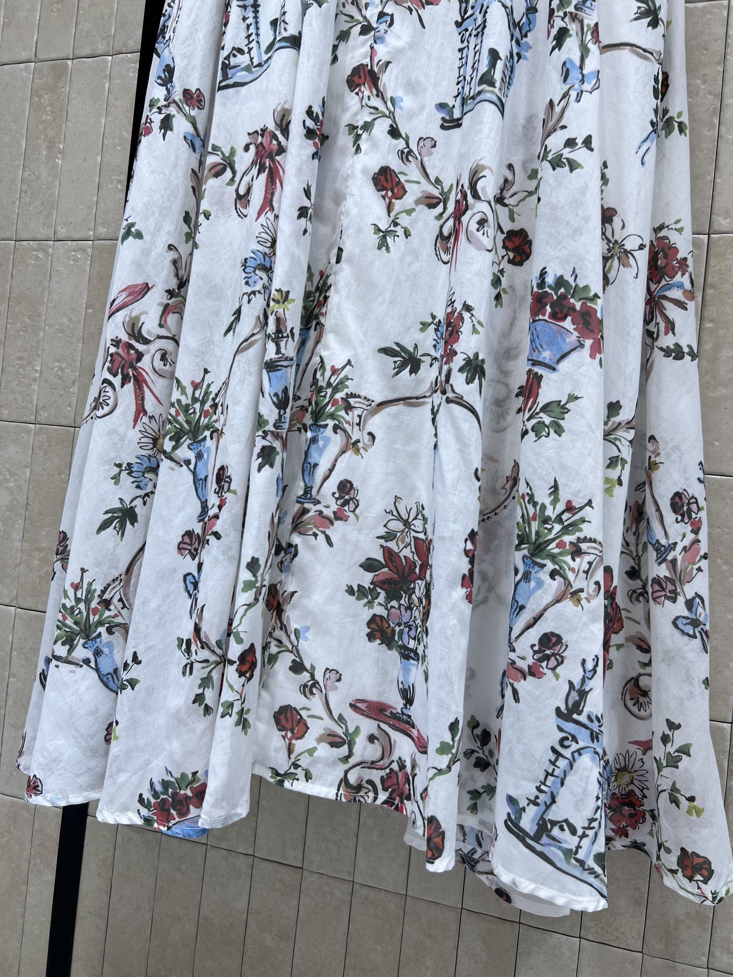 D家 26夏季新款 V领花卉印花连衣裙 深V领修饰脖颈线条 双蝴蝶结收腰设计精准掐出小蛮腰 抽褶腰节+大