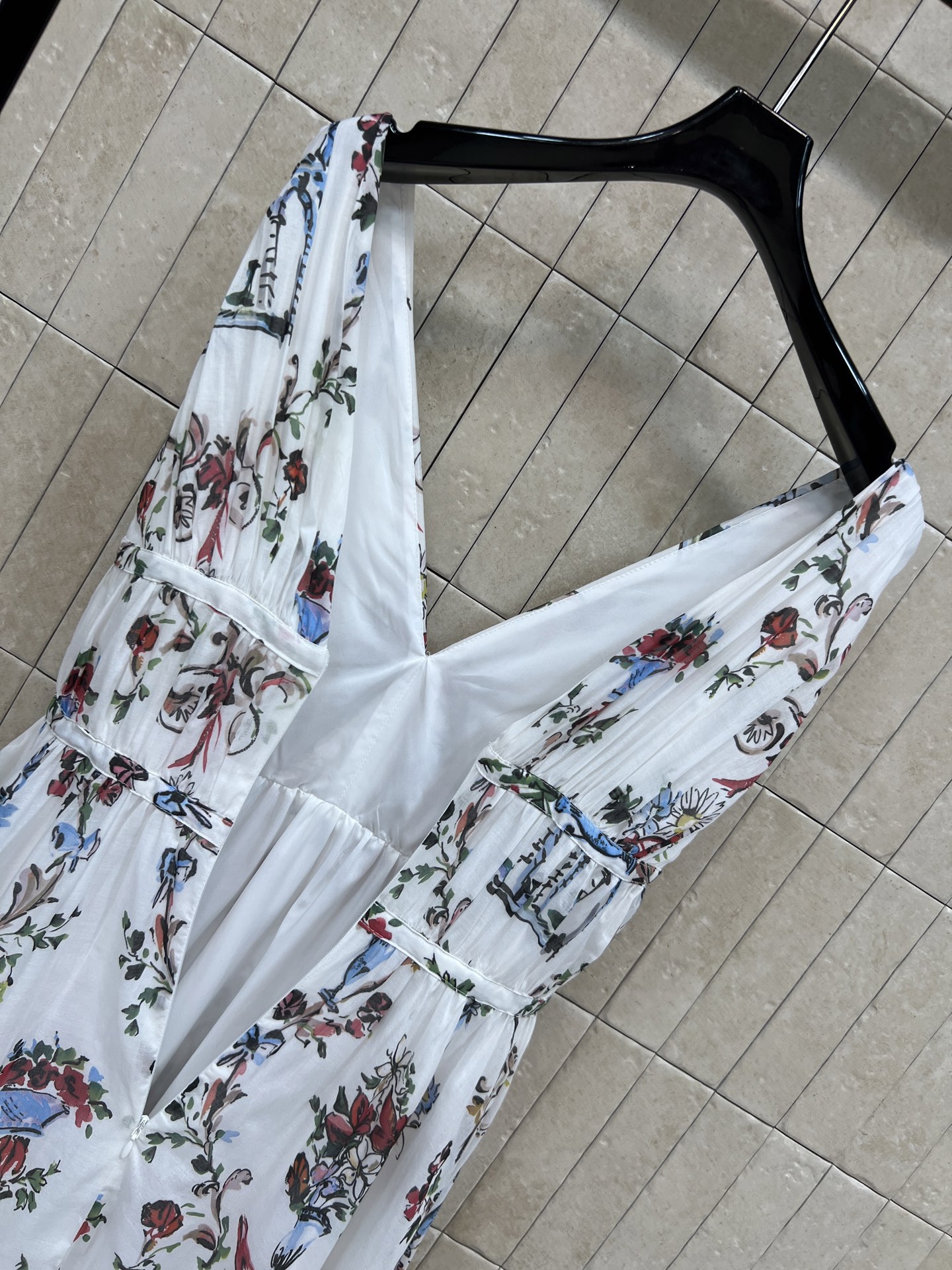 D家 26夏季新款 V领花卉印花连衣裙 深V领修饰脖颈线条 双蝴蝶结收腰设计精准掐出小蛮腰 抽褶腰节+大