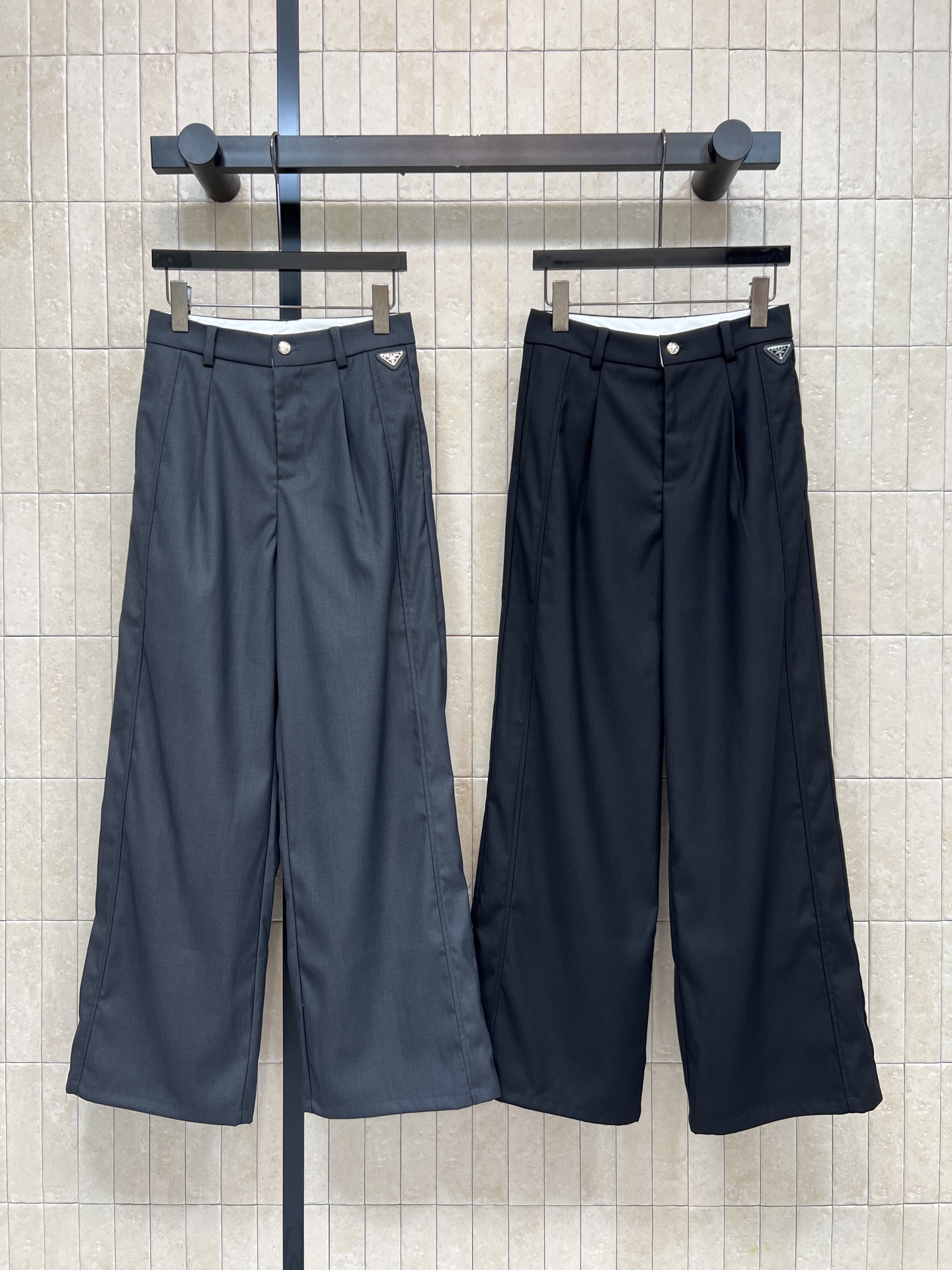 PD家 26夏季新款 高腰直筒西装裤 高腰+立体压褶设计 修饰腿型修长 侧边三角标点缀 精致不浮夸 面料