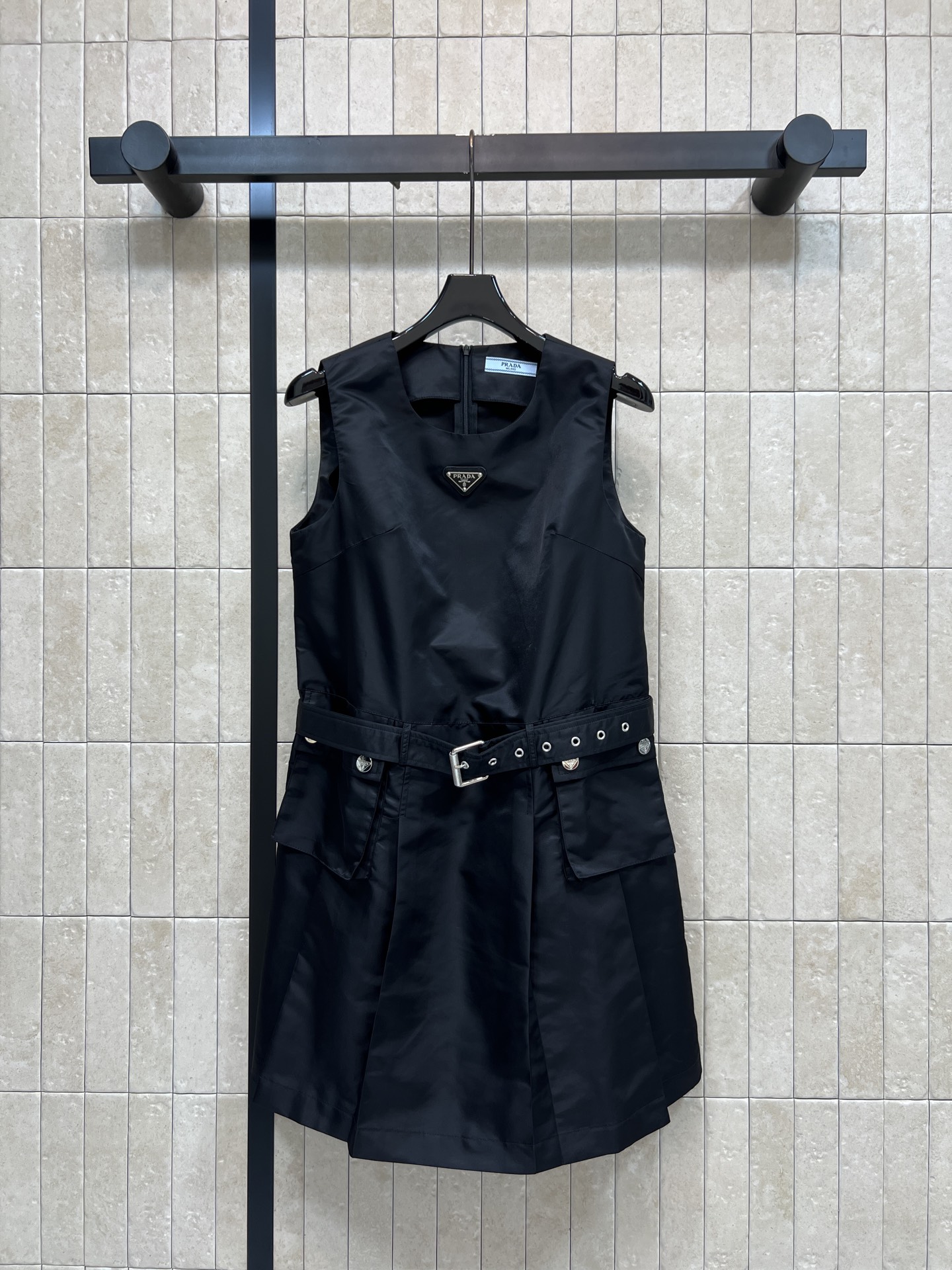 NO:892699,PD Home 26 new summer style black work dress. Made of high-quality nylon fabric. Simple and detailed. Sleeveless design + triangle logo on the chest. Highly recognizable. Metal buckle belt at the waist to modify the waistline. Work style pockets are super practical. The skirt length is moderate. It can be easily controlled for commuting and dating in daily life. Pair it with boots or sneakers. It can be cool or casual at will.  One color and three codes Size/S-M-L,,dior,boots,sneakers,skirts,19860909PD家 26夏季新款 黑色工装连衣裙 采用高品质尼龙面料 简约又有细节感 无袖设计+胸前三角Logo 辨识度超高 腰部金属扣腰带 修饰腰线 工装风口袋超实用 裙长适中 通勤 约会 日常都能轻松驾驭 搭配靴子或运动鞋 酷飒or休闲随心切换 一色三码Size/S-M-L,,dior,boots,sneakers,skirts,,Women's clothing