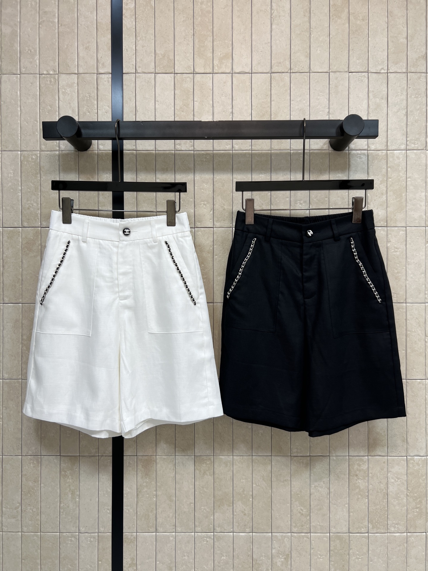 C家 26夏季新款 亚麻高腰短裤 采用亚麻面料 夏天穿超舒服 高腰直筒设计 修饰腰线 显瘦又显高 两侧黑