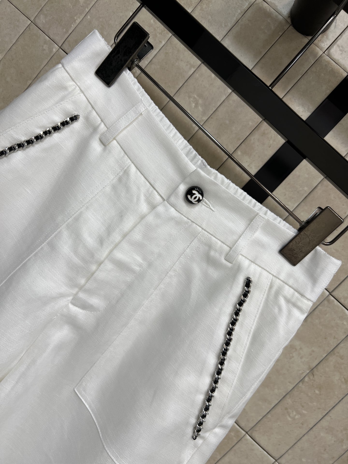 C家 26夏季新款 亚麻高腰短裤 采用亚麻面料 夏天穿超舒服 高腰直筒设计 修饰腰线 显瘦又显高 两侧黑