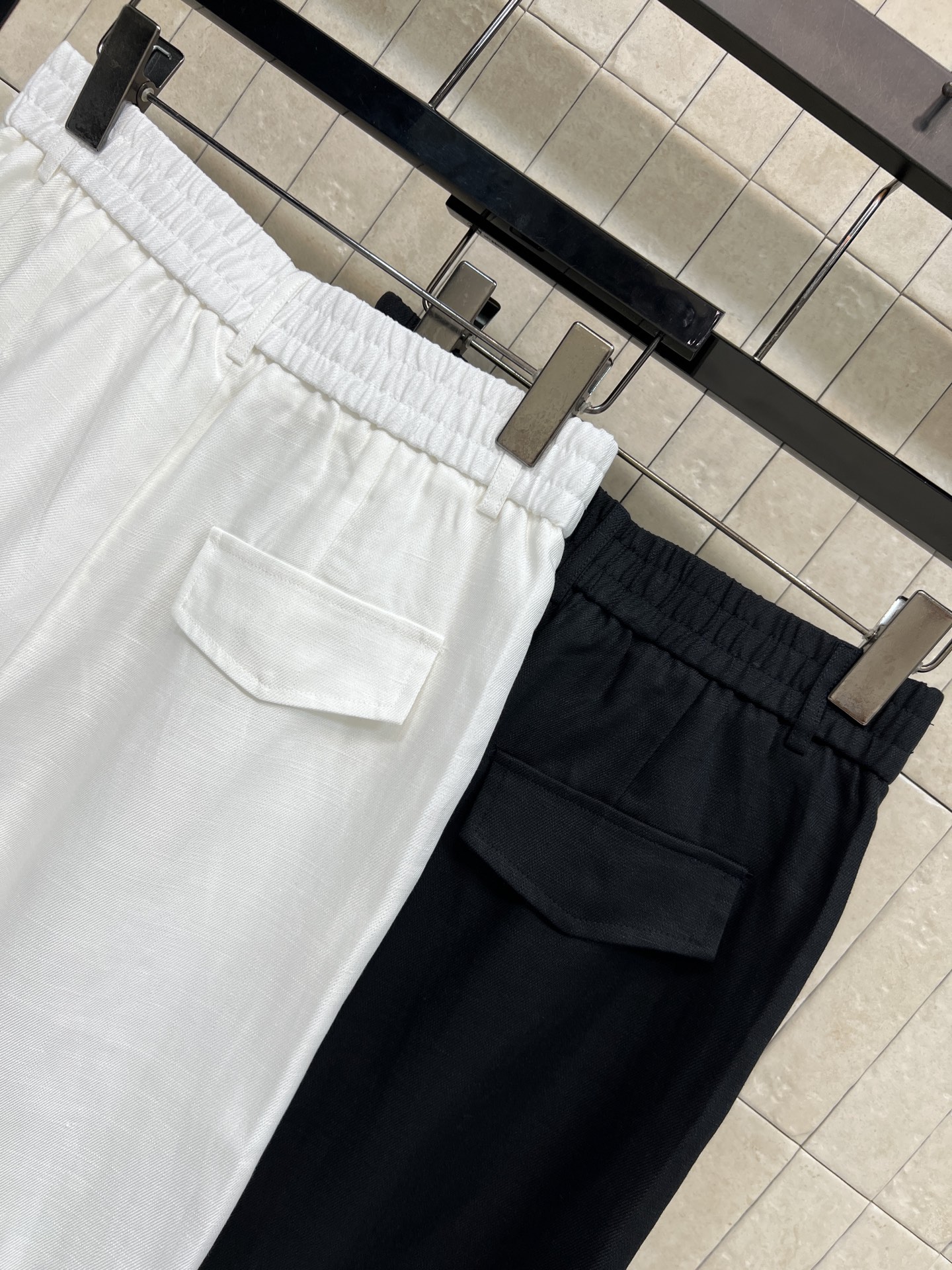 C家 26夏季新款 亚麻高腰短裤 采用亚麻面料 夏天穿超舒服 高腰直筒设计 修饰腰线 显瘦又显高 两侧黑